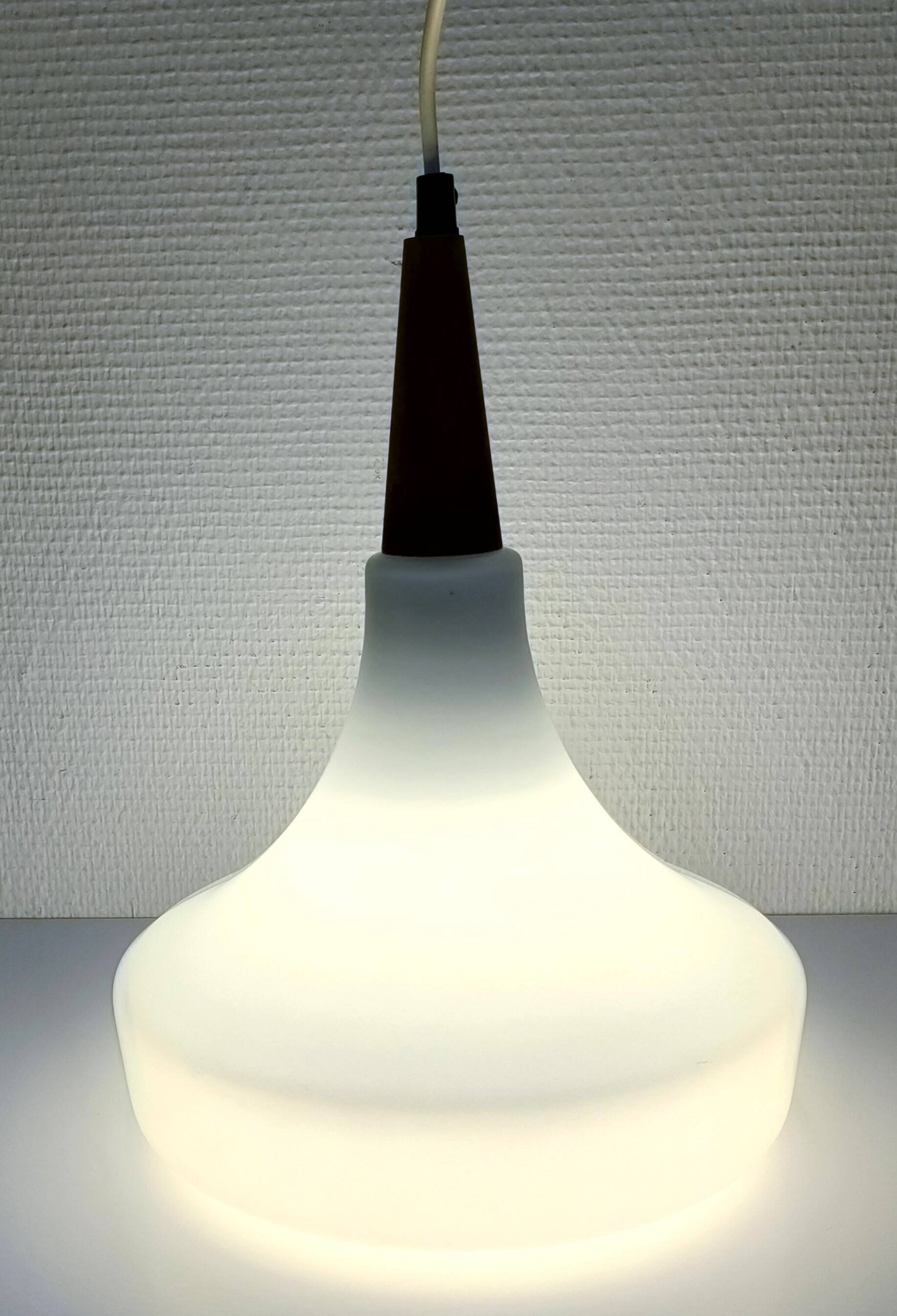 Suspension verre opalin et bois design années 70