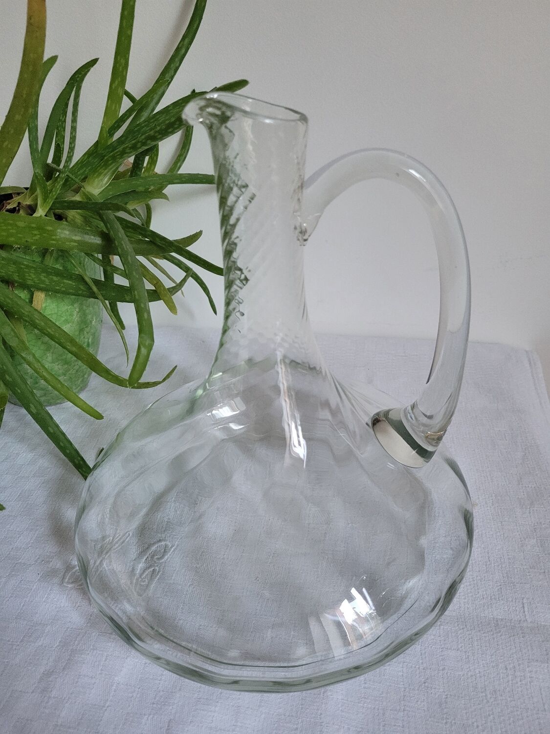 Large wine decanter