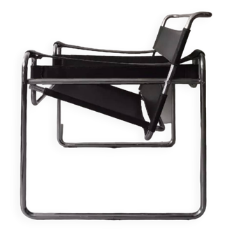 Fauteuil Wassily en chrome tubulaire et cuir noir, Marcel Breuer design 1970