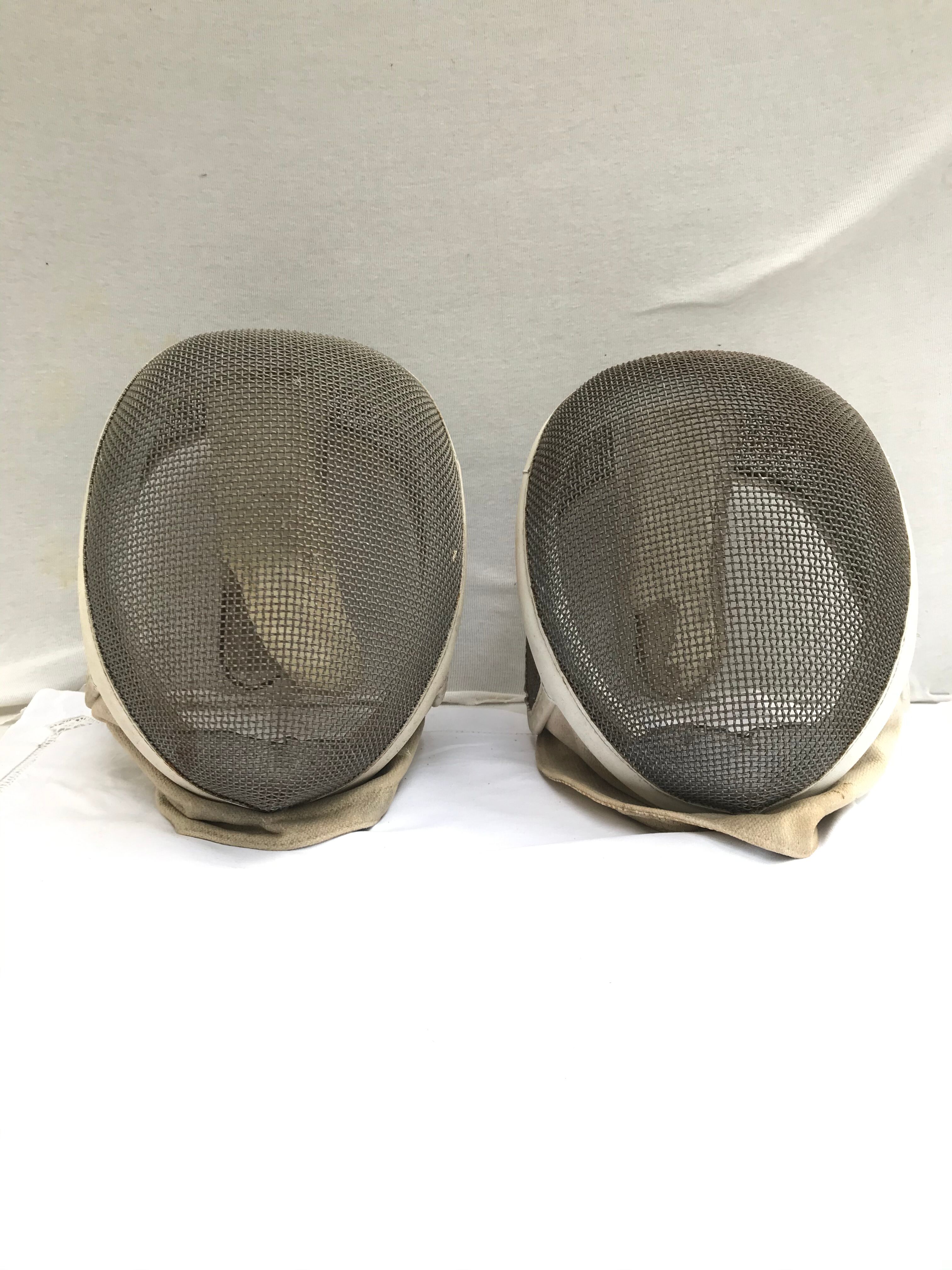 Former pair fencing fencing metal grid, white leather vintage sport