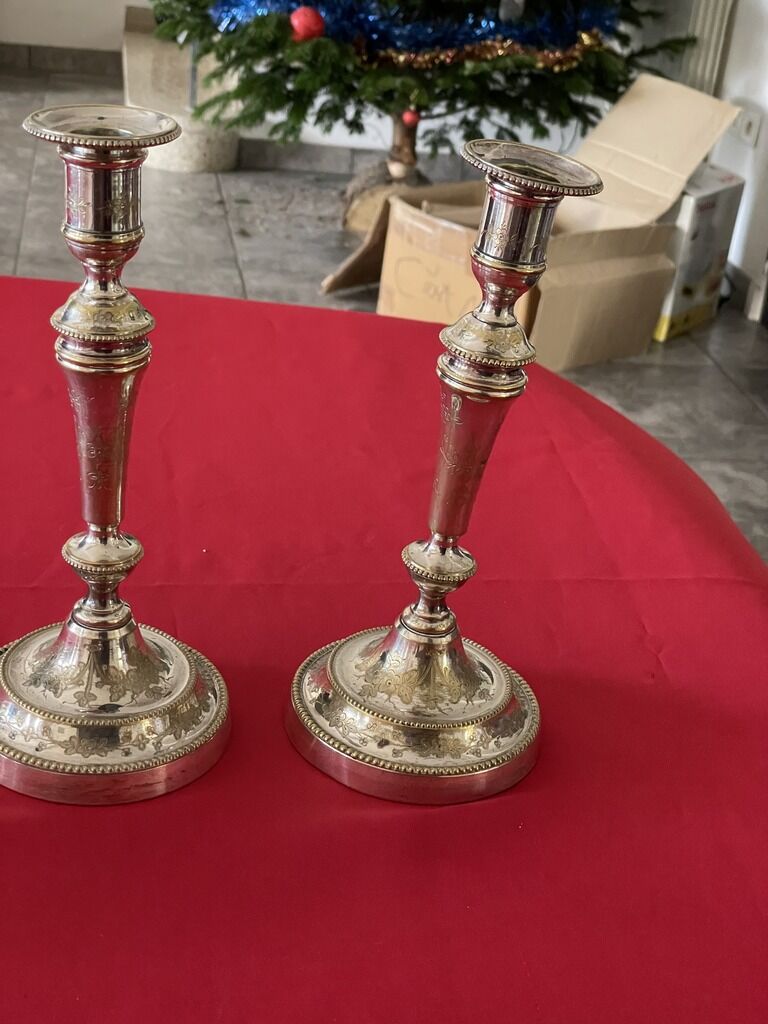 2 candlesticks with a chiseled floral decoration