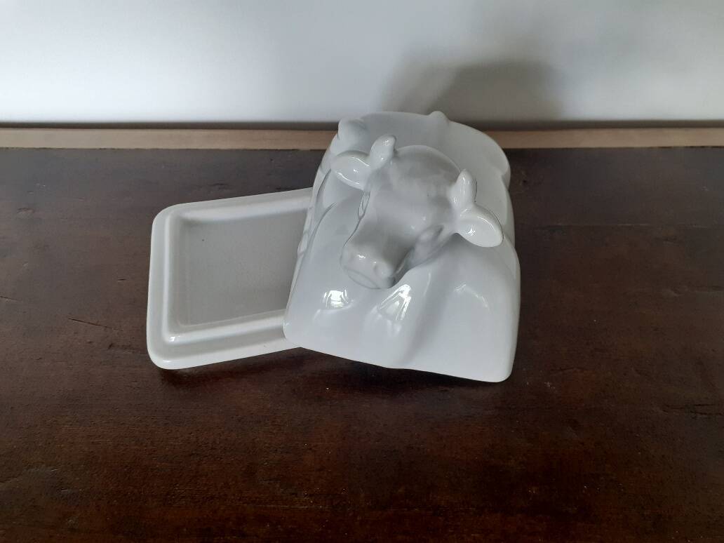 Cow-shaped butter dish