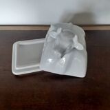 Cow-shaped butter dish