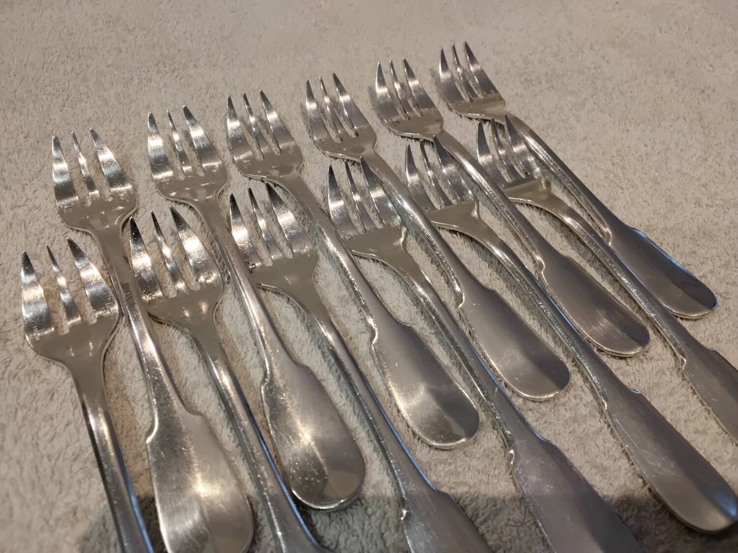 12 silver-plated oyster forks by Christofle Cluny, 14.9cm