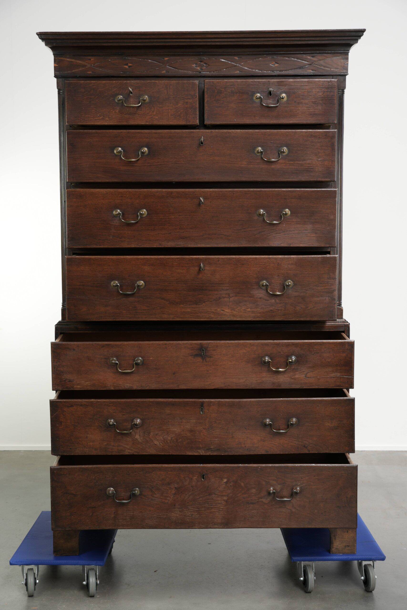 Commode anglaise antique du XVIIIe siècle en chêne.