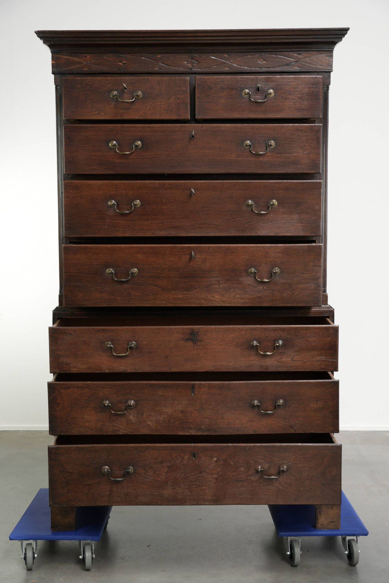 Commode anglaise antique du XVIIIe siècle en chêne.