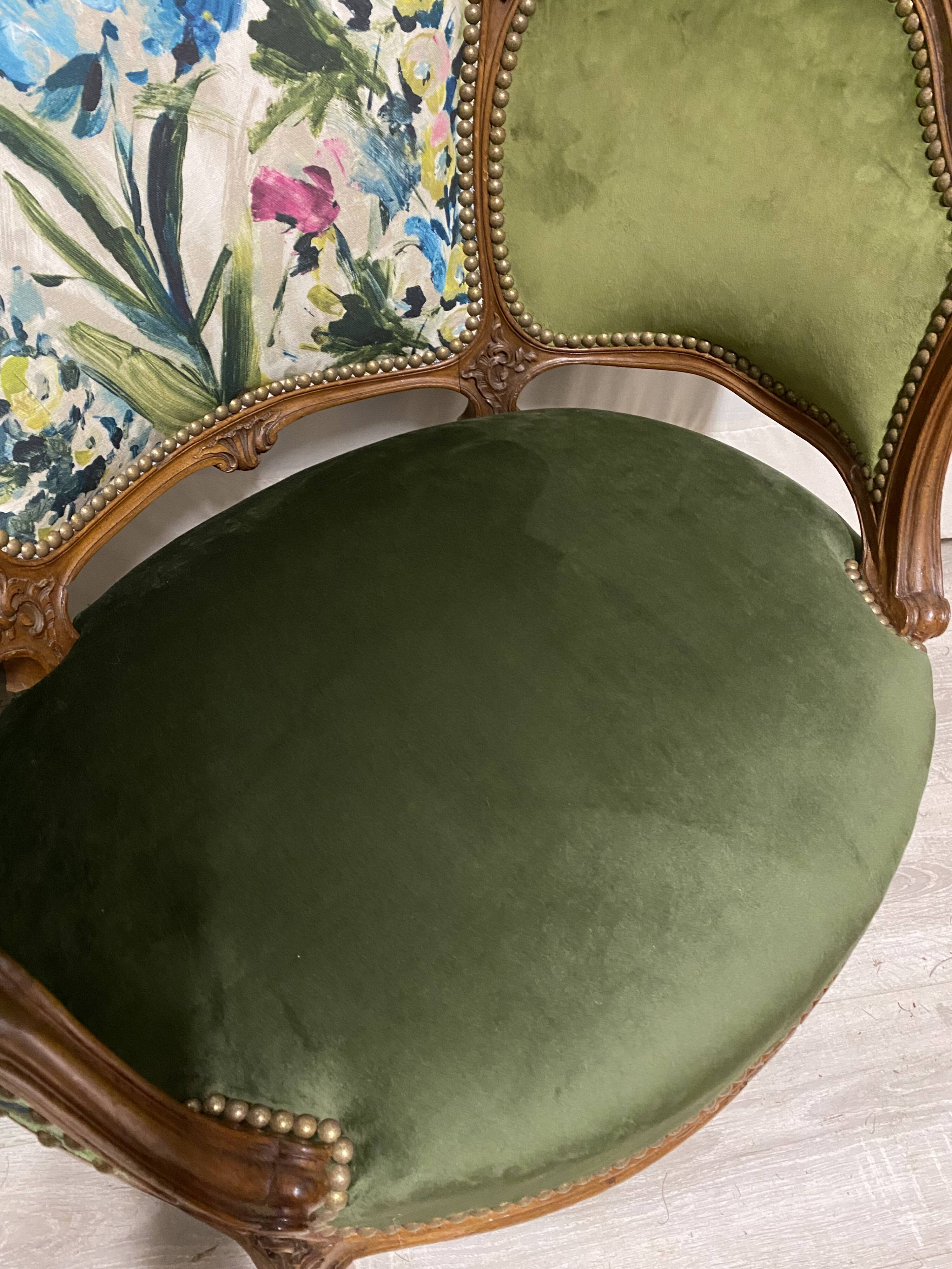 Paire de fauteuils en bois sculpté, XXème s.