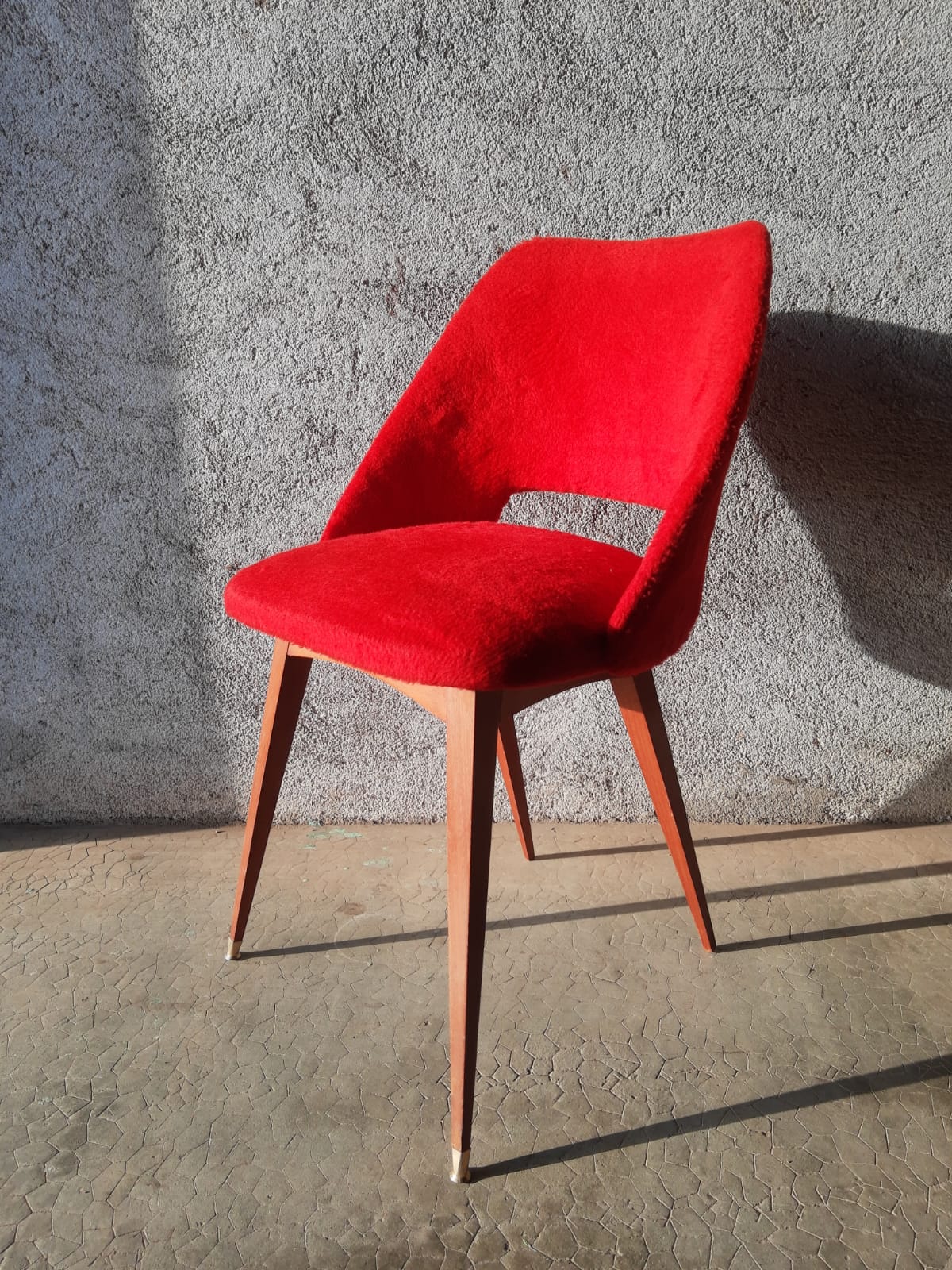 Chaise tonneau en moumoute rouge pieds compas années 60-70