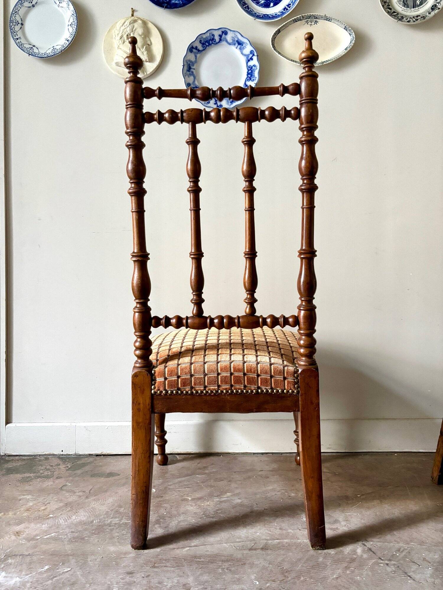 Chaise en bois tourné et velours ocre