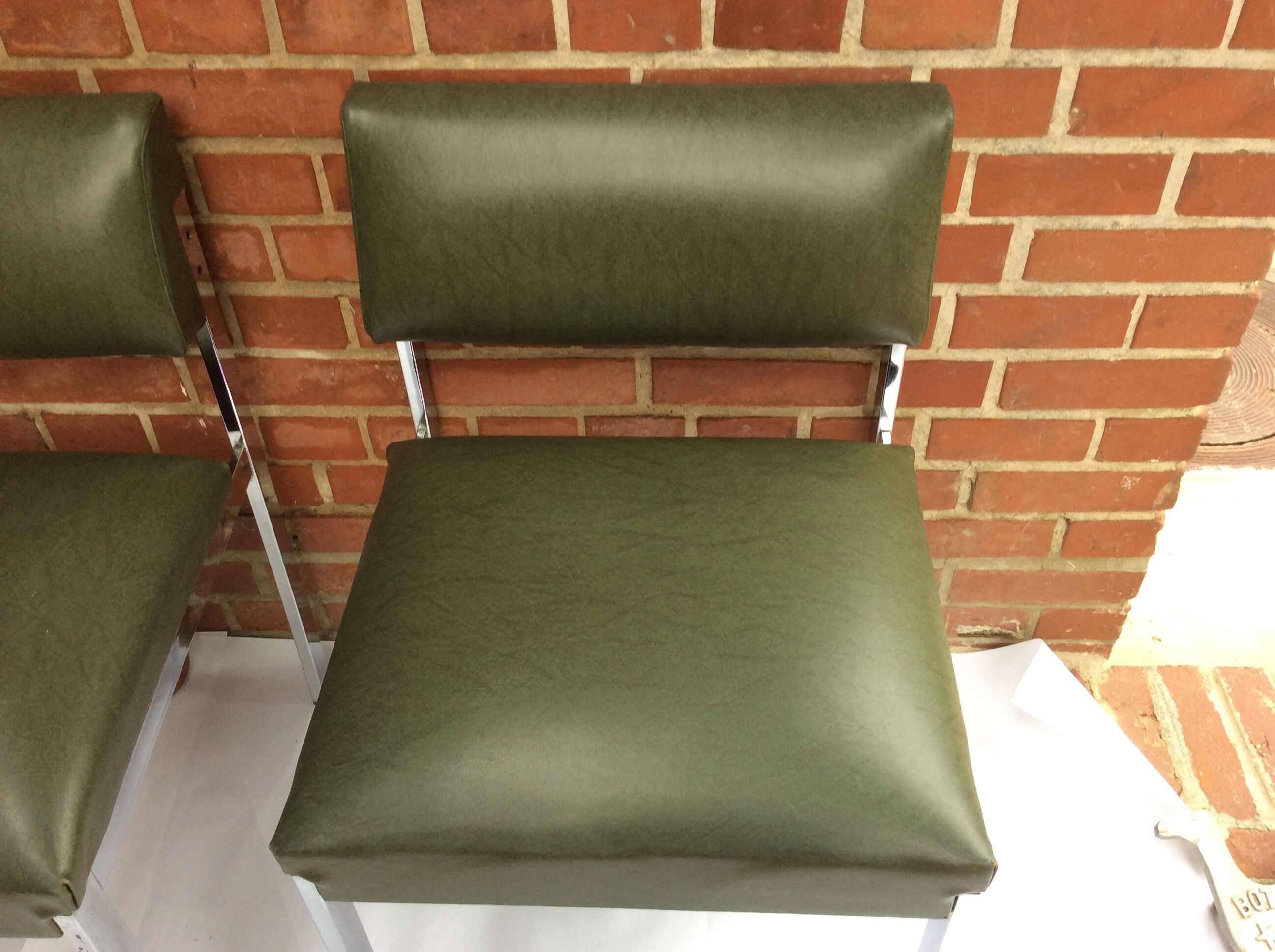 3 vintage chairs in Skai