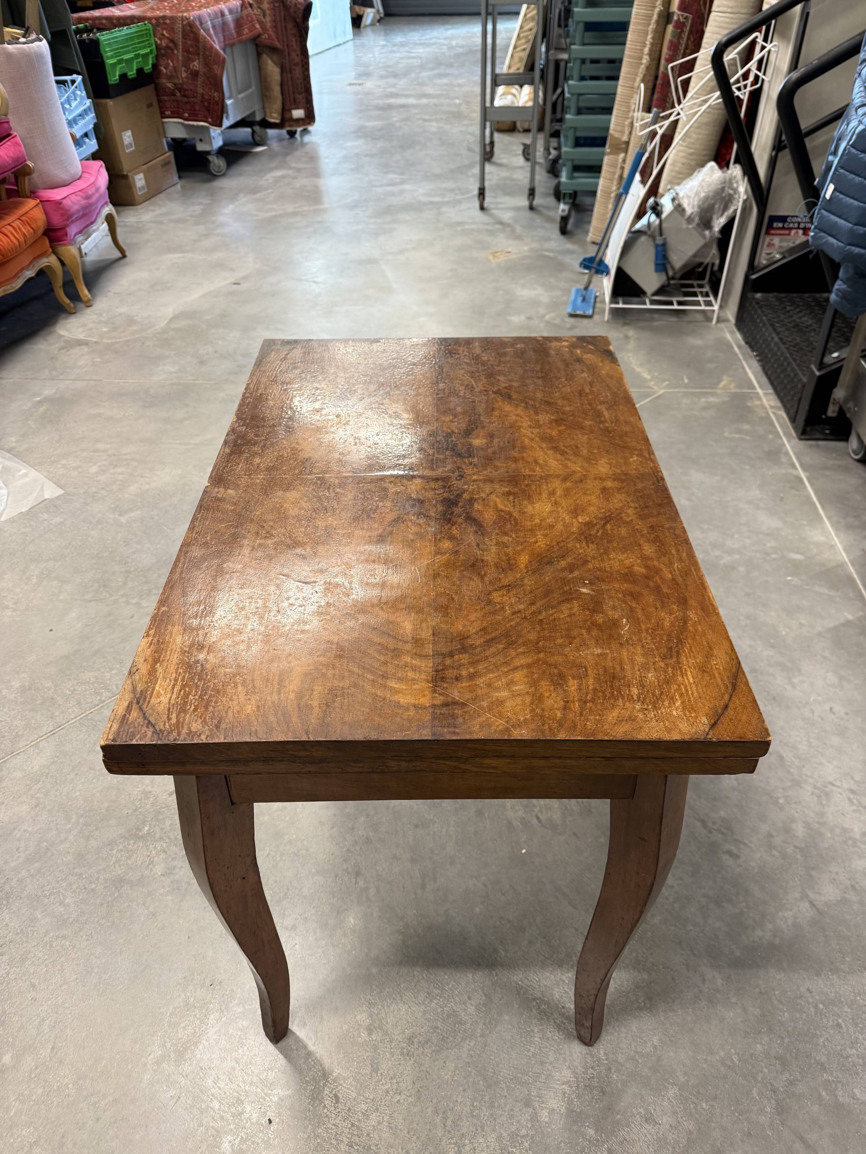 Lacquered oak table - rotating and foldable top