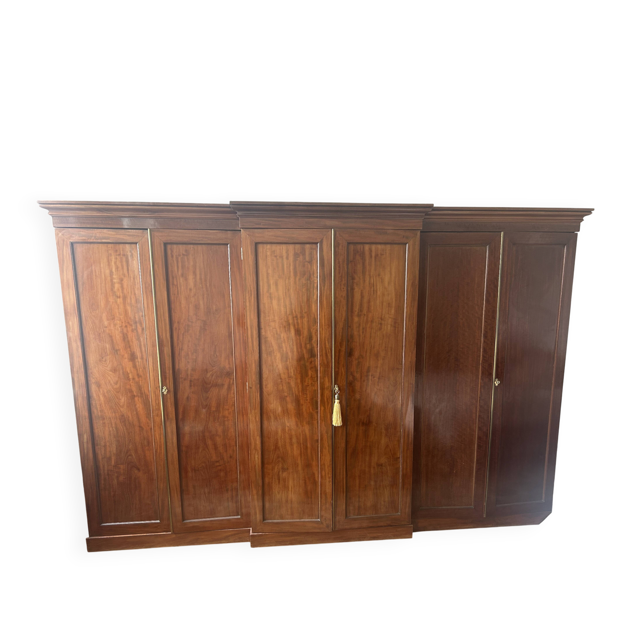 Armoire de style Louis-Philippe en bois de cerisier massif
