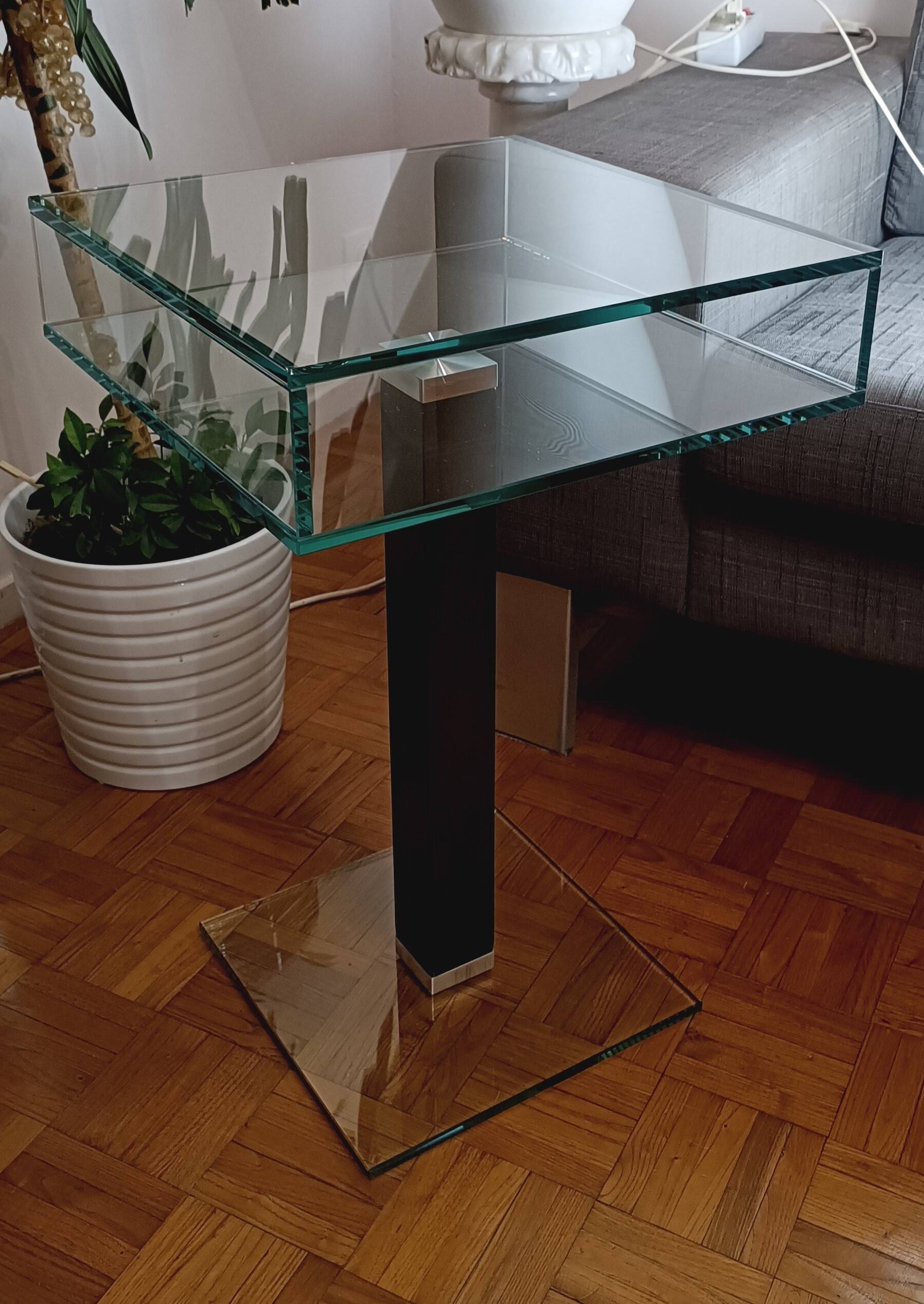 Very beautiful Marais International design pedestal table in 10mm clear glass
