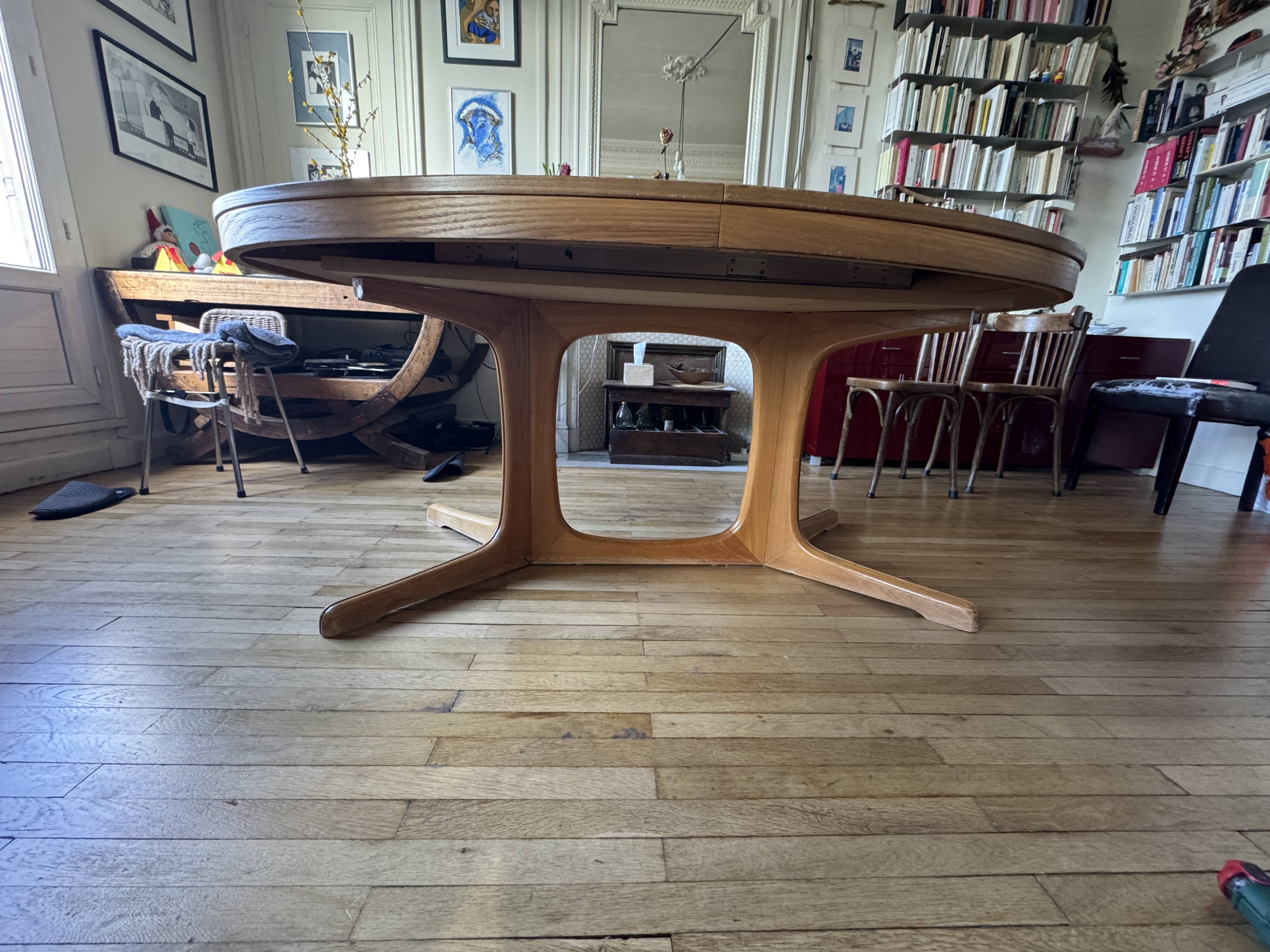 Baumann extendable oval Scandinavian table