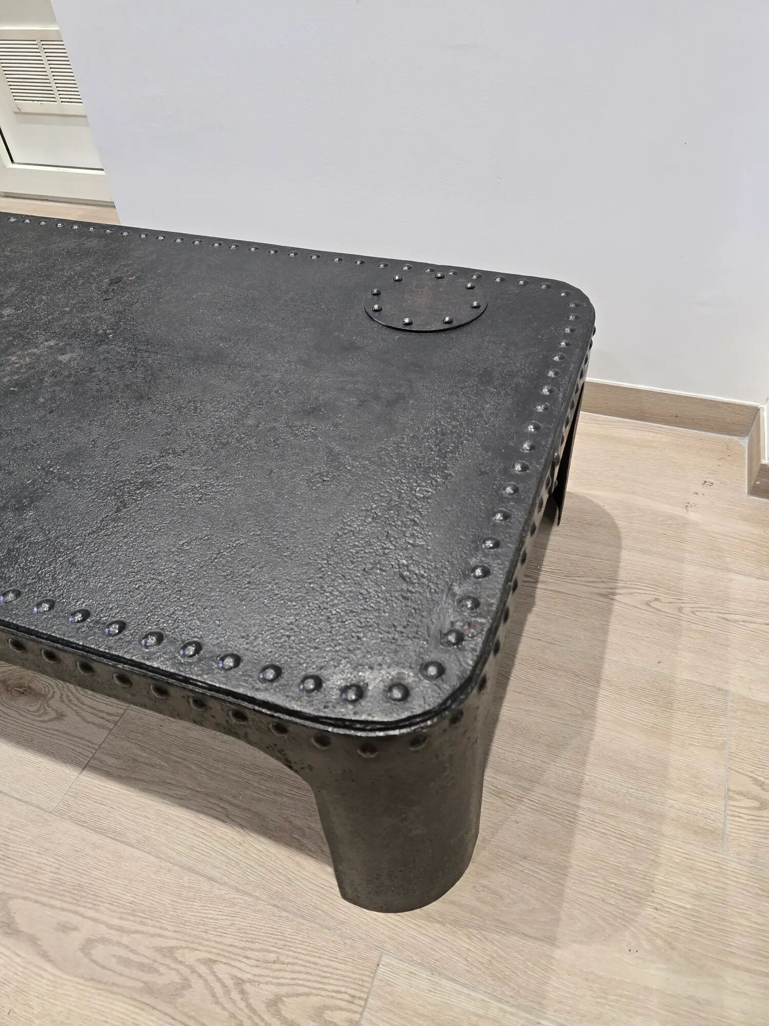 Industrial coffee table in riveted metal from around 1920 – black patina – 145 × 80 cm