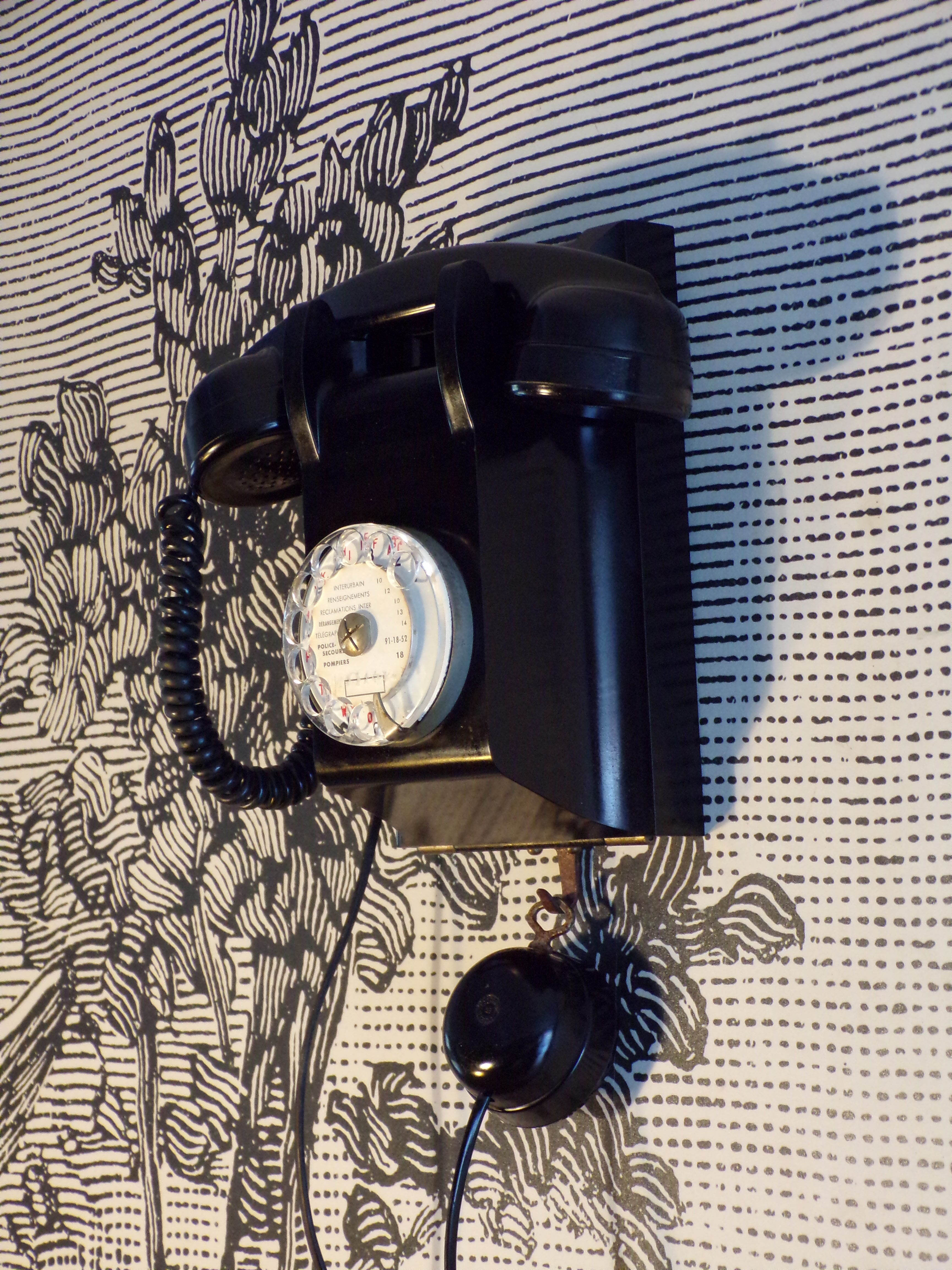 Téléphone à cadran mural en bakélite