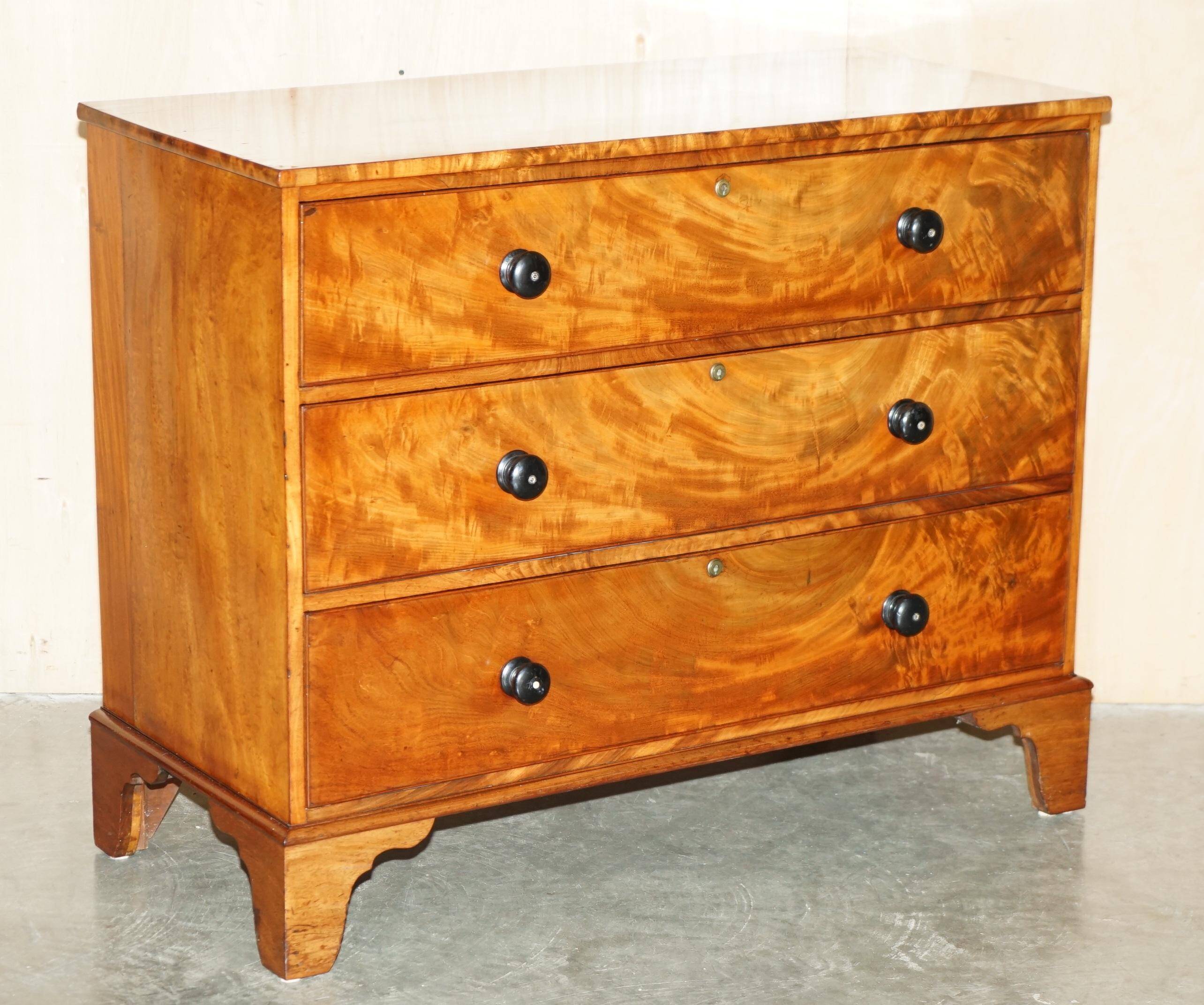 Victorian Chest of Drawers in Satin Walnut, Circa 1860