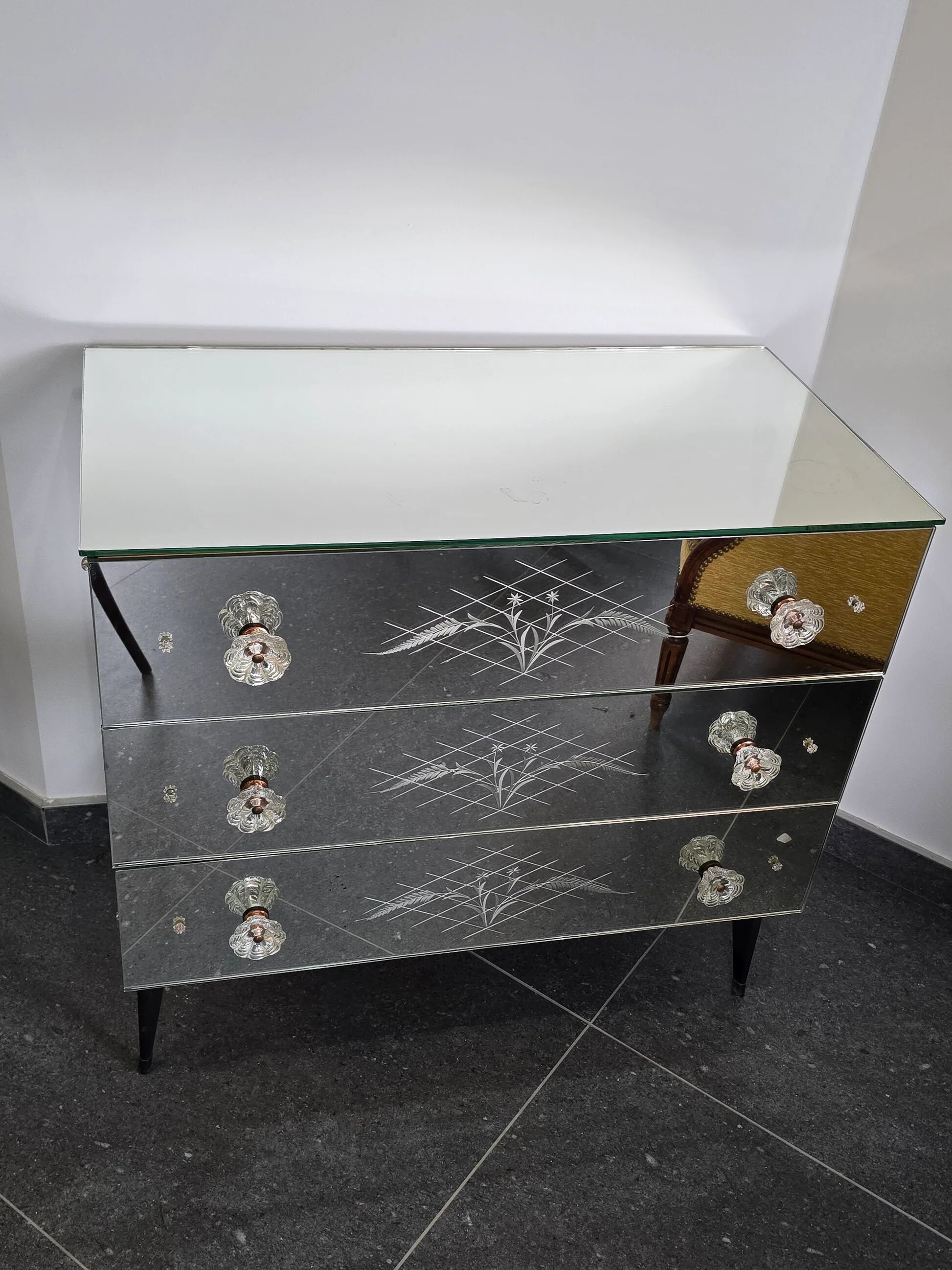 Venetian mirrored commode with 3 drawers