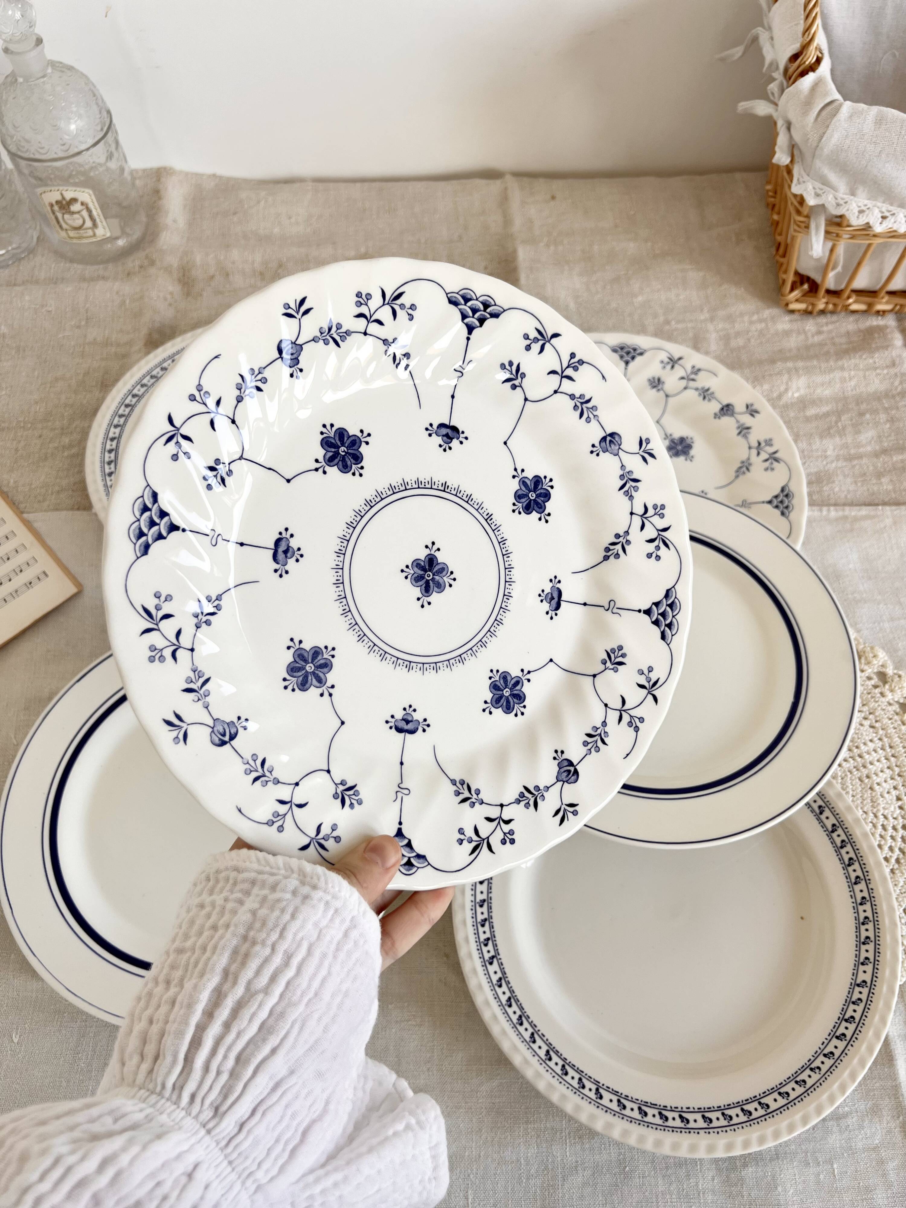 6 vintage mismatched blue and white porcelain dinner plates - Lot J