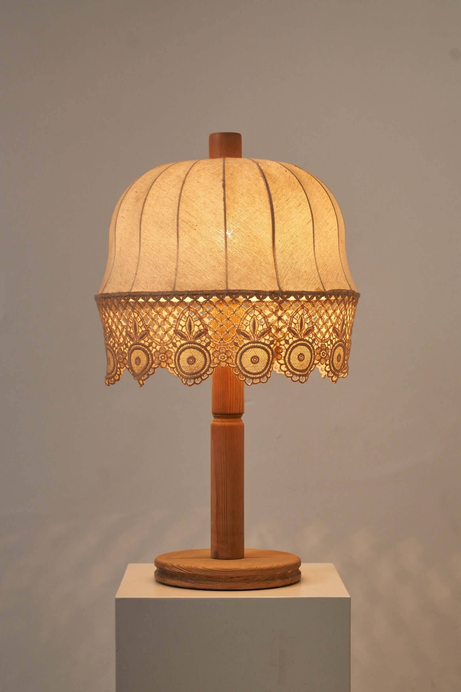 Lampe de table en bois et textile de Suède