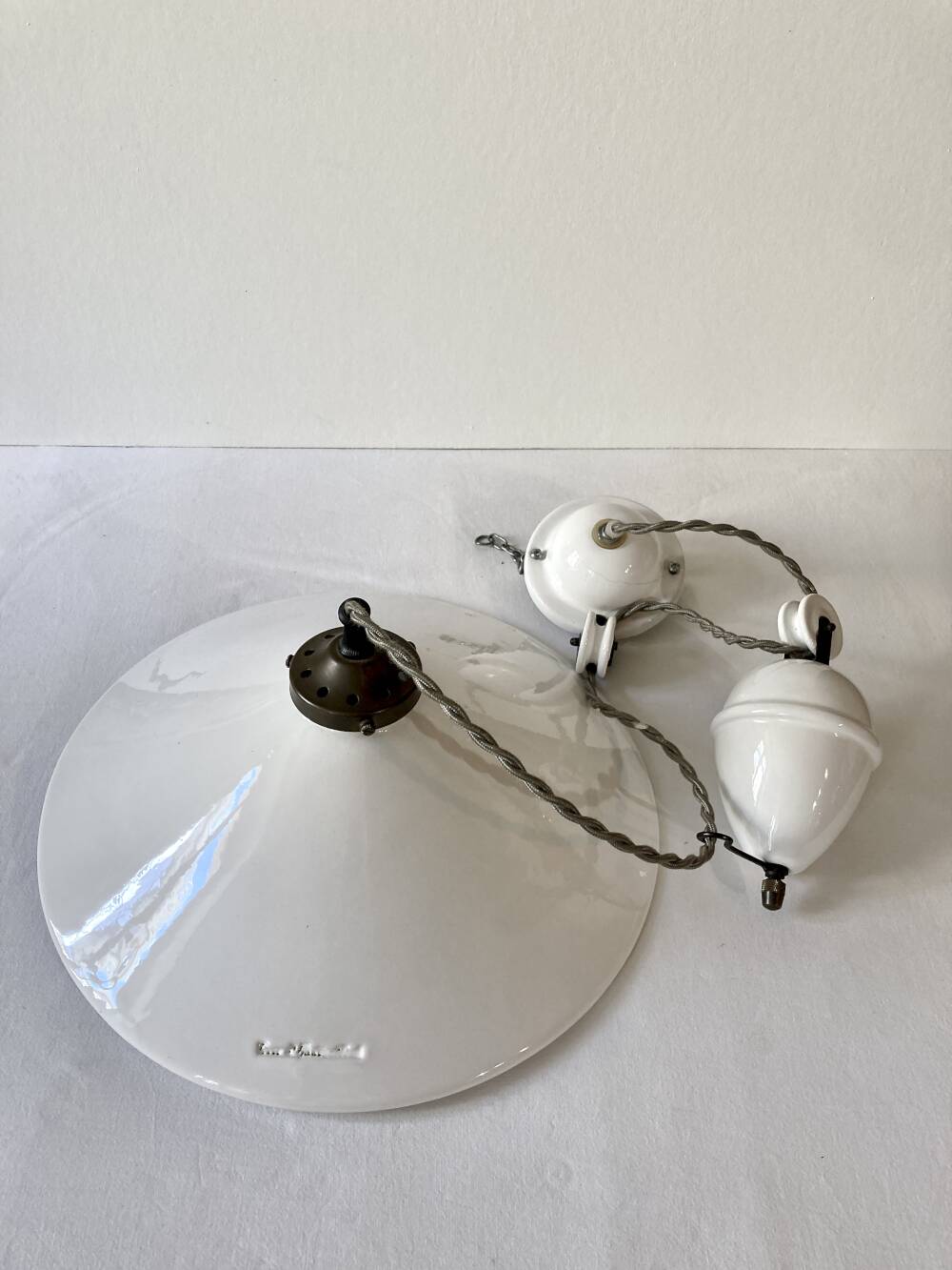 Suspension rises and falls in white glazed ceramic by The French House.