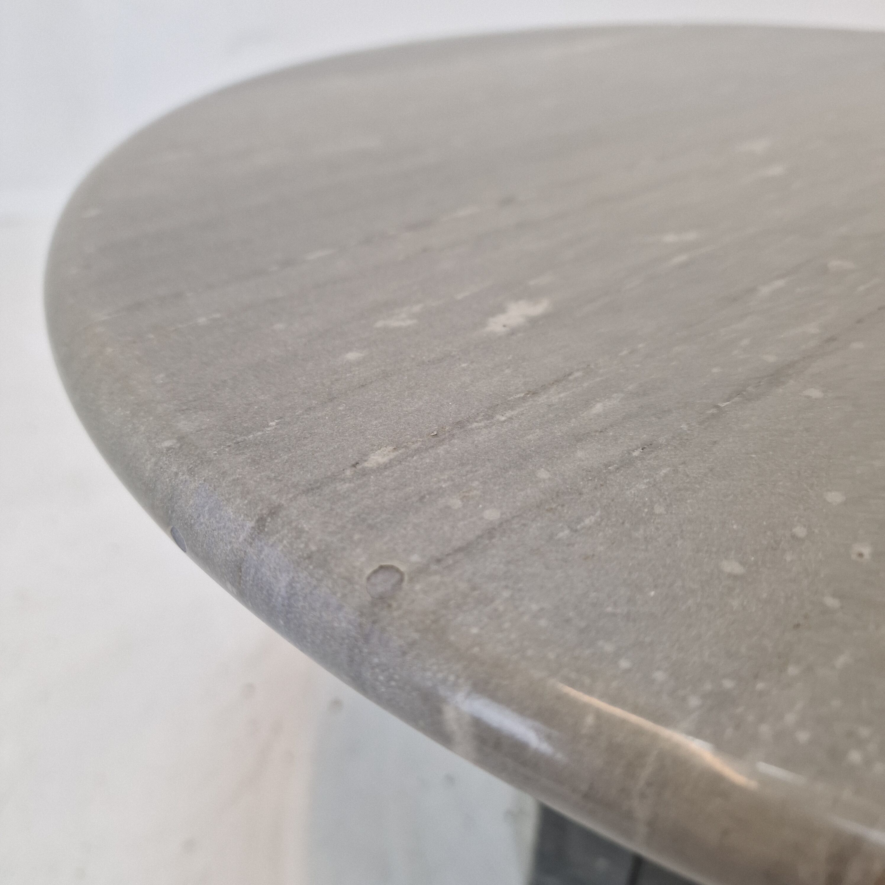 Round italian marble coffee or side table, 1980's