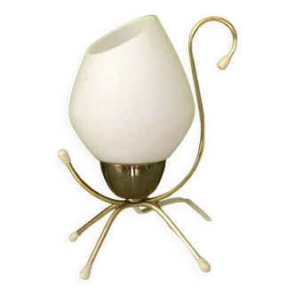 Lampe à poser fil de laiton et tulipe globe en verre opalin