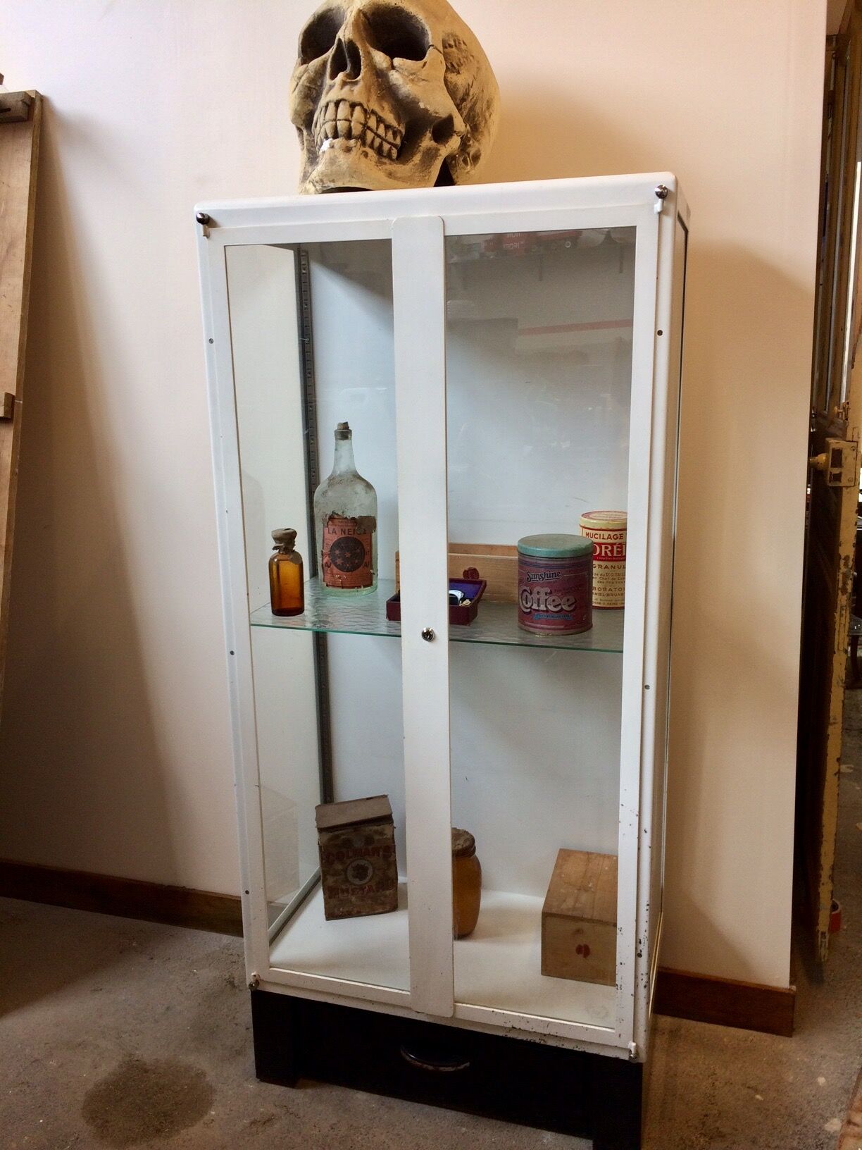 Vitrine d'hôpital des années 70