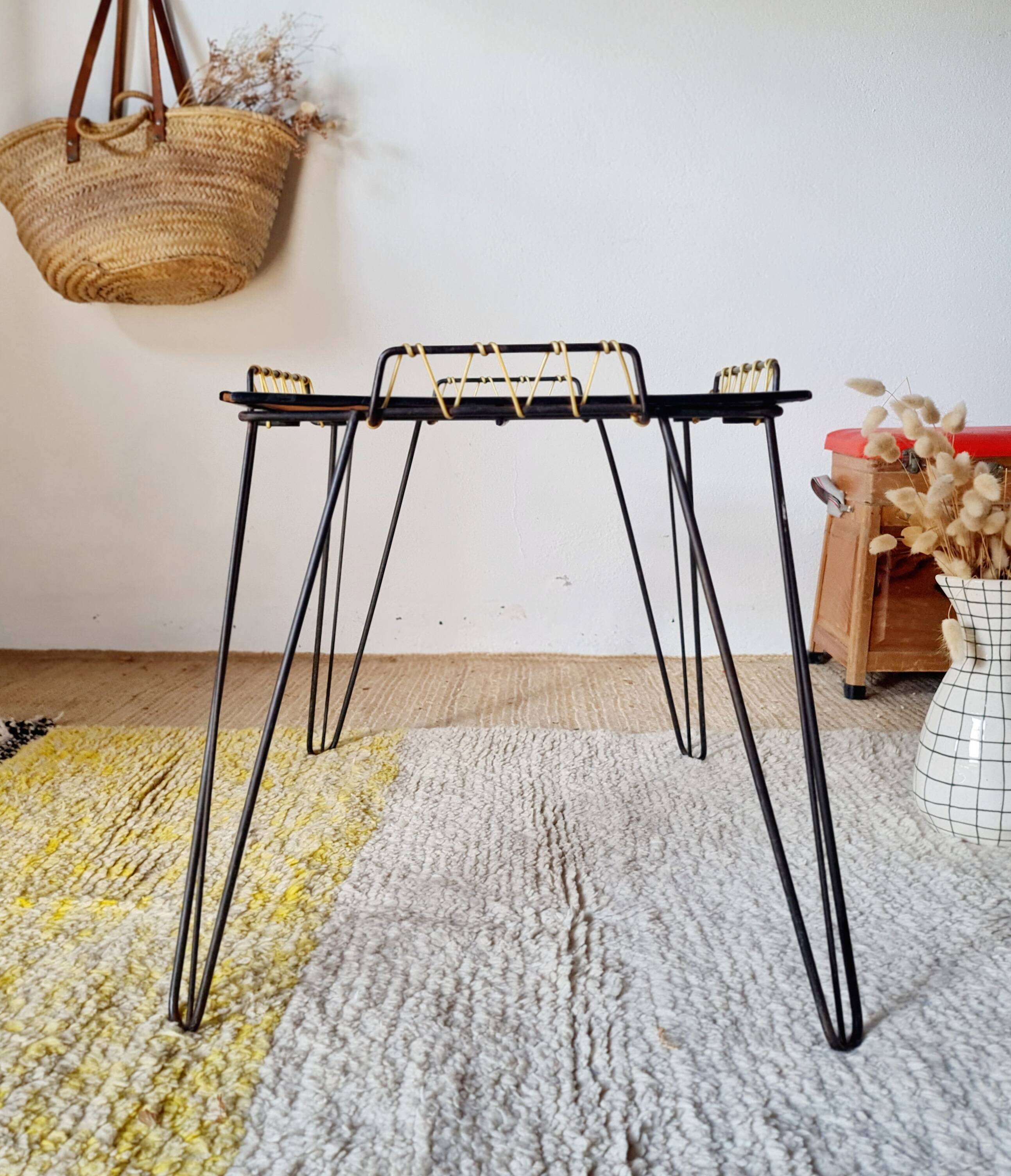 Table basse d'appoint en métal noir et scoubidou, années 50