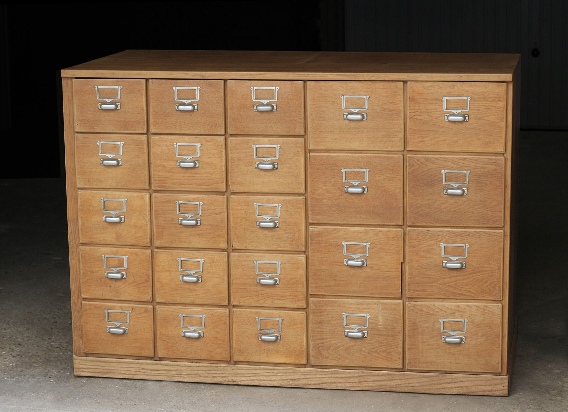 Furniture of trade: dresser of apothecary.