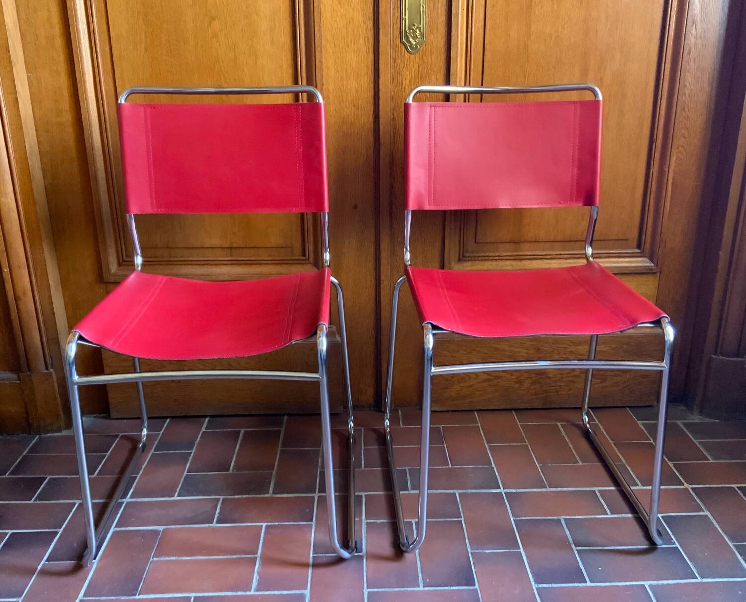 2 chaises tubulaires en cuir rouge 1970