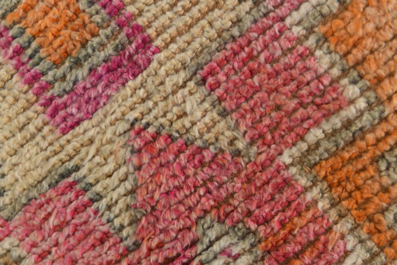 Tapis runner bohème aux motifs naïfs, palette douce et vibrante, 86x309Cm