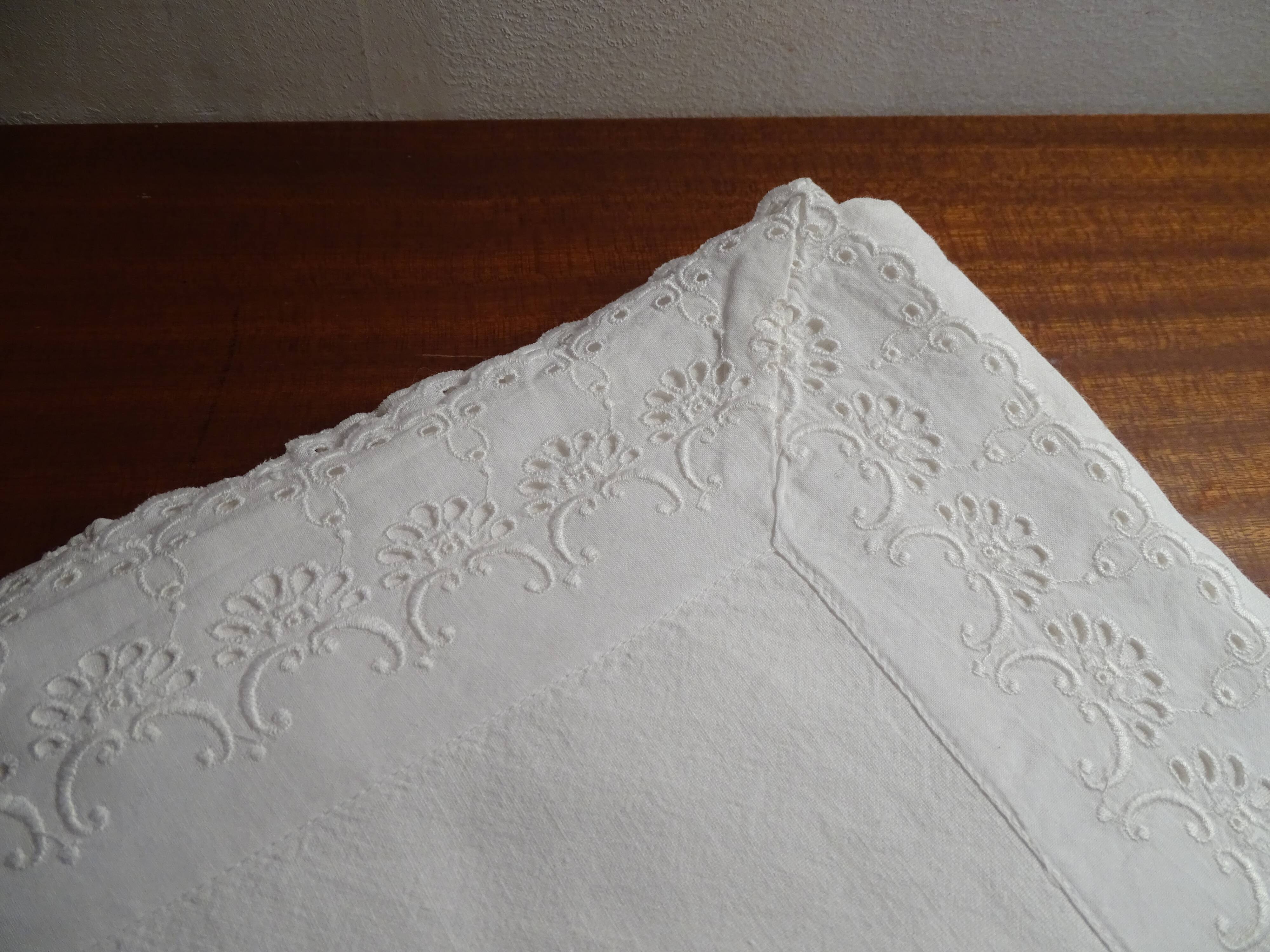 2 old embroidered pillowcases in cotton.