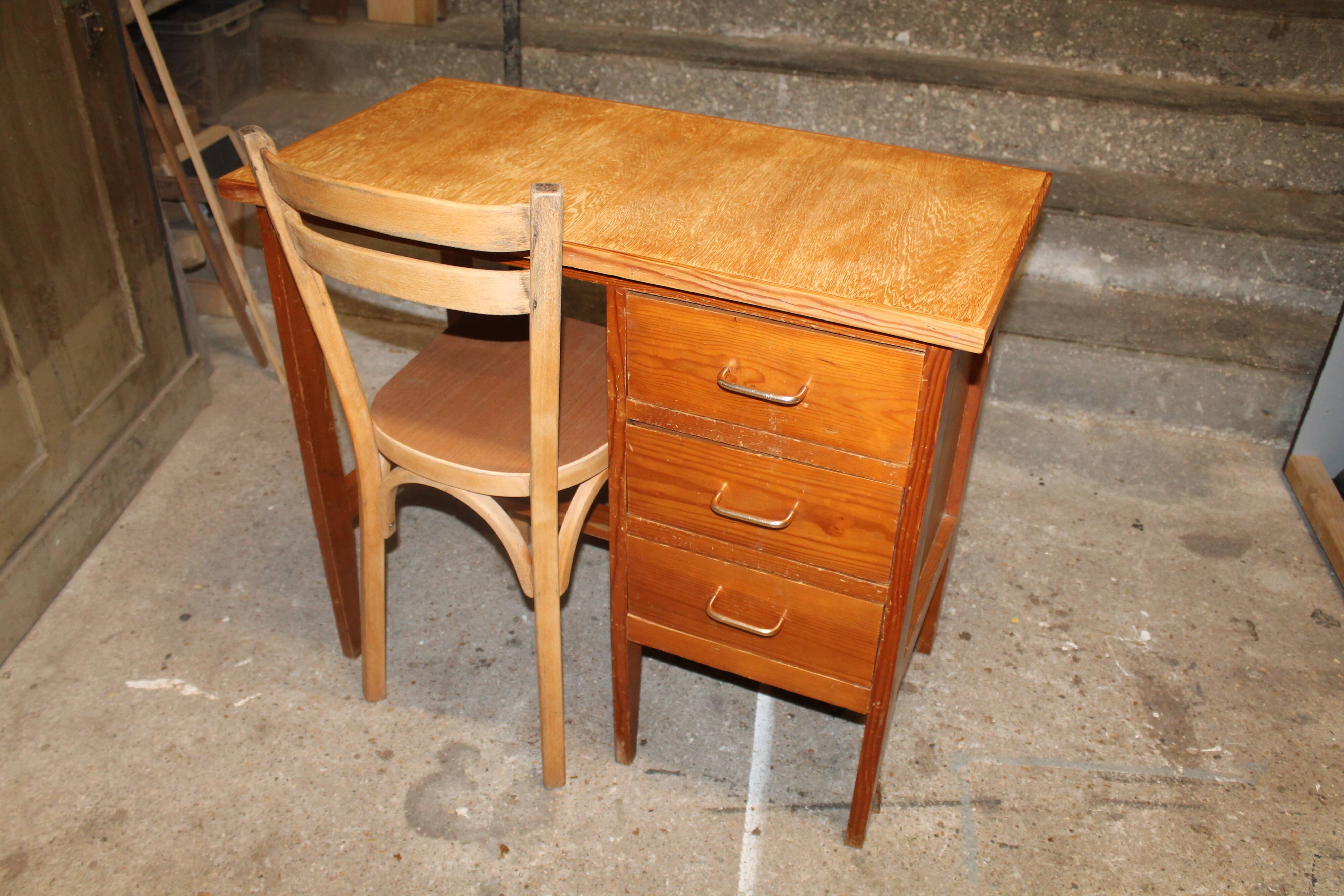 Desk and its baumann chair