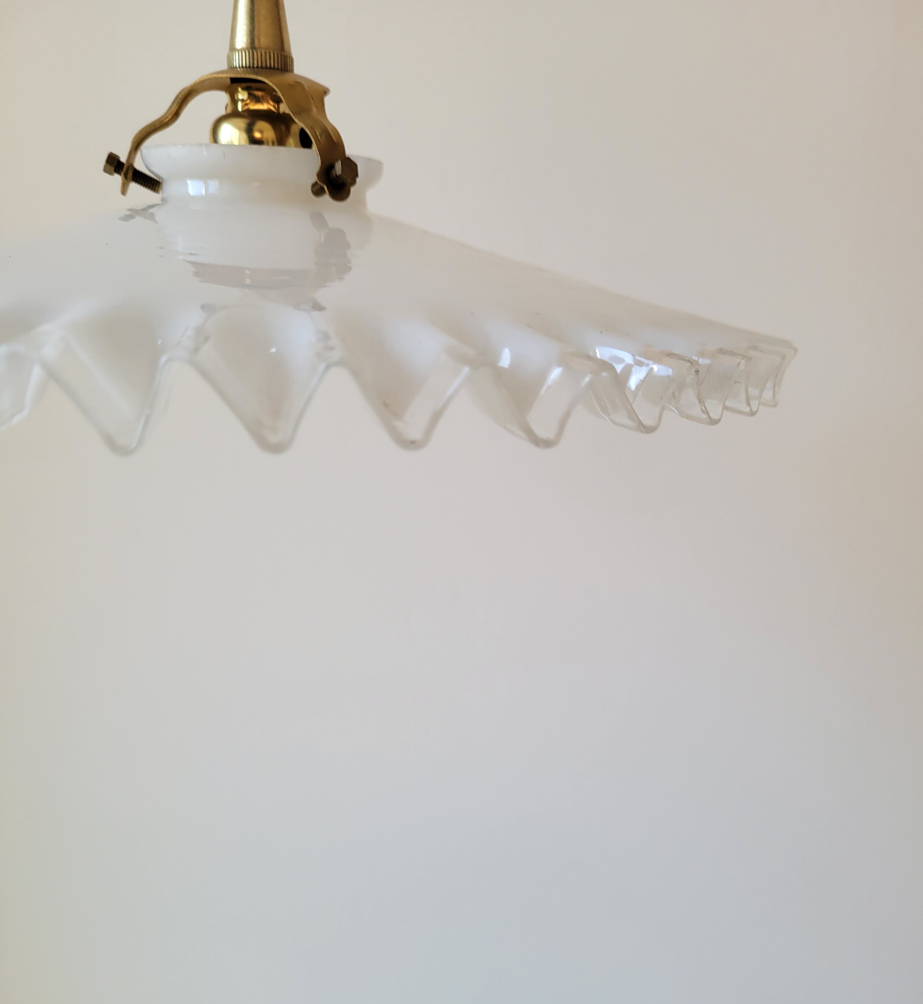 Serrated opaline suspension