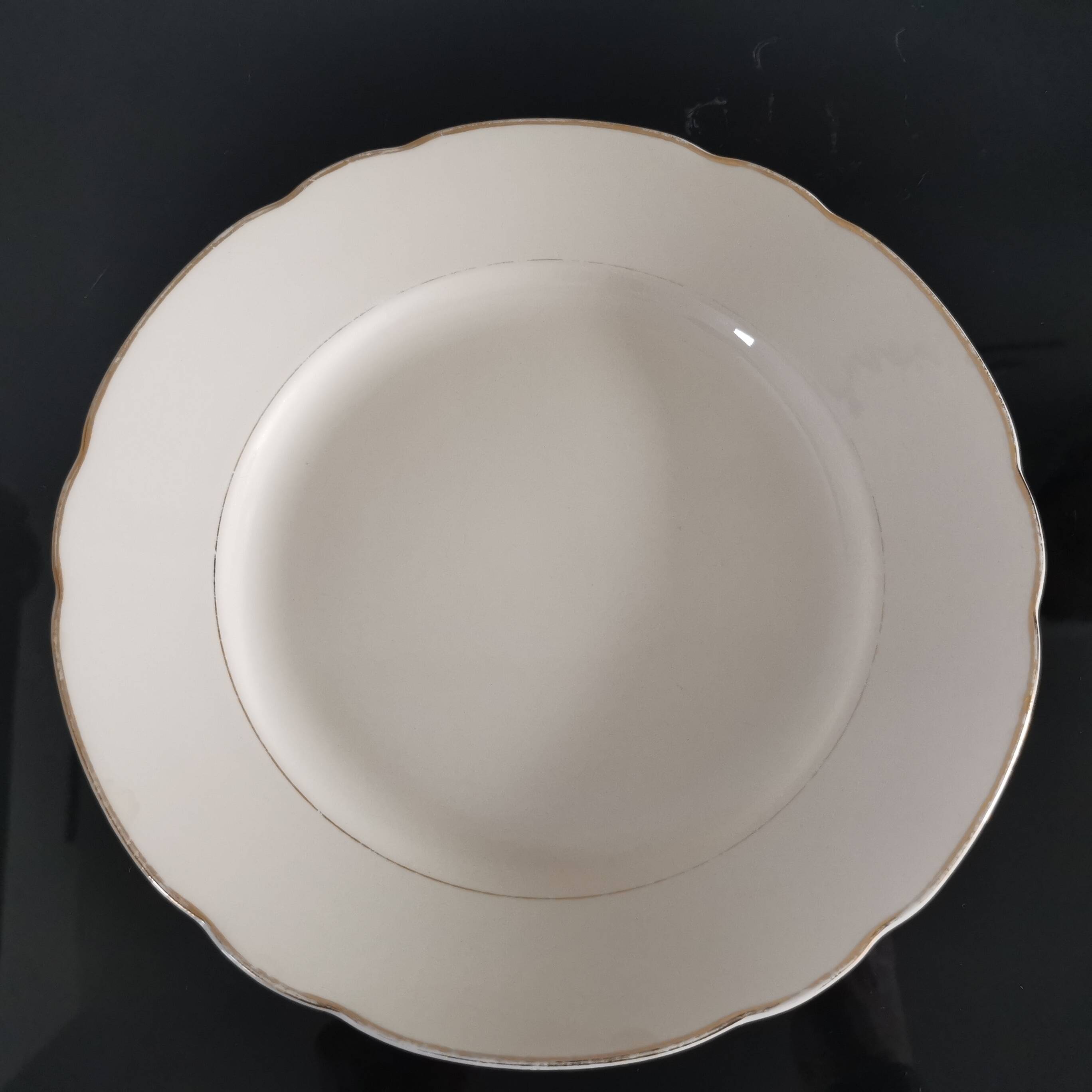 Set of 6 Villeroy and Boch flat plates in ivory color and gold edging