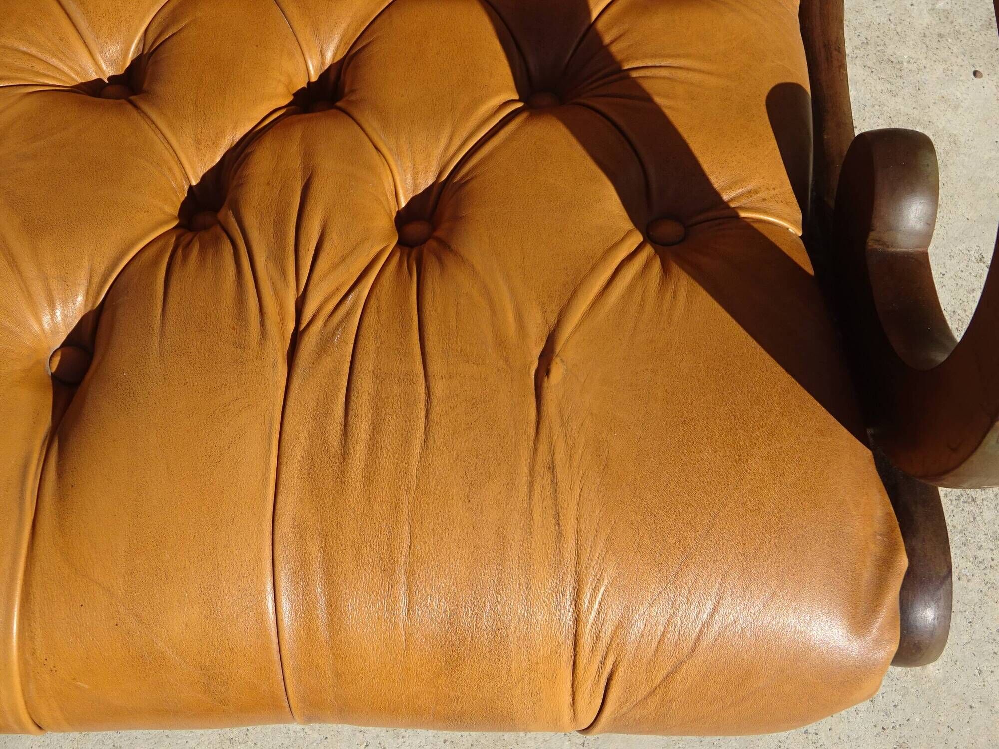 Fauteuils en bois et cuir capitonné, les 2