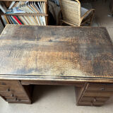 Bureau ancien en bois avec tiroirs.