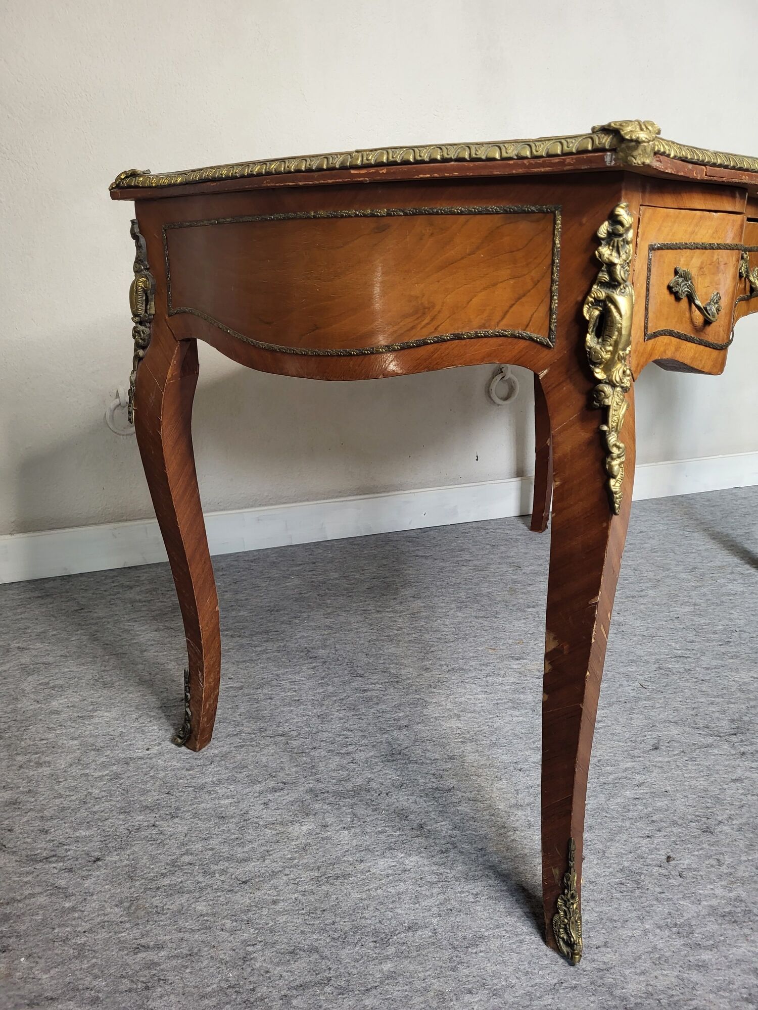 Bureau en marqueterie de bois Style Louis XV époque XIXeme