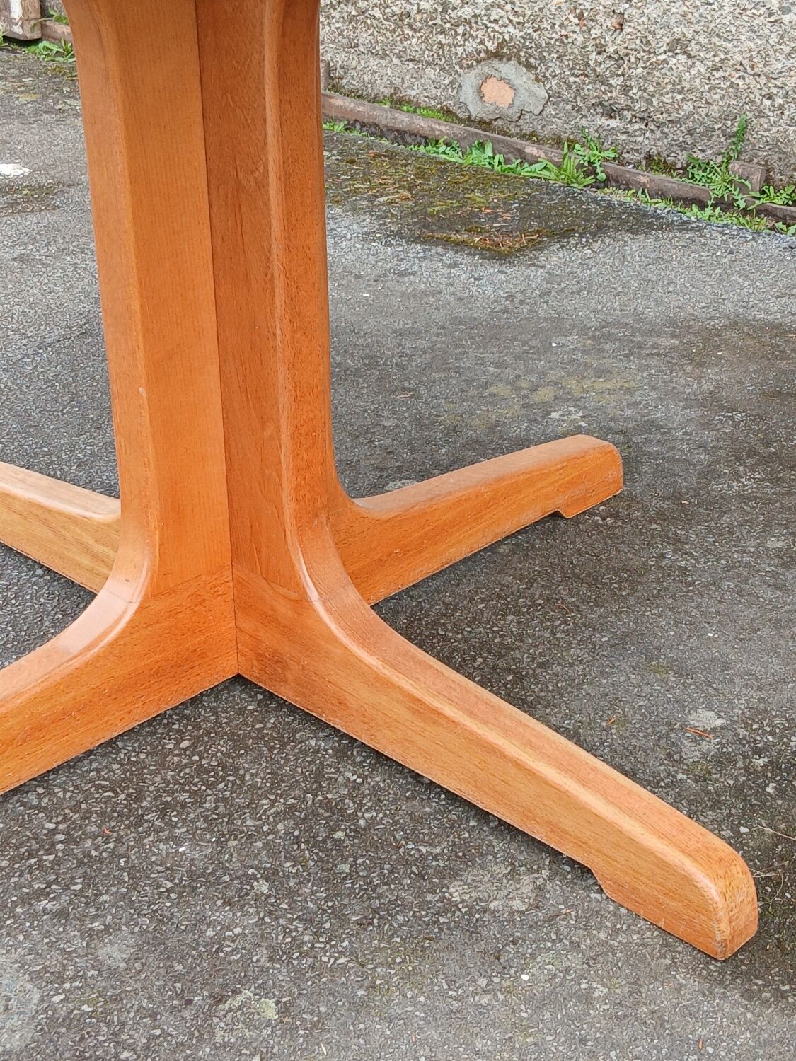 Extendable round table in elm