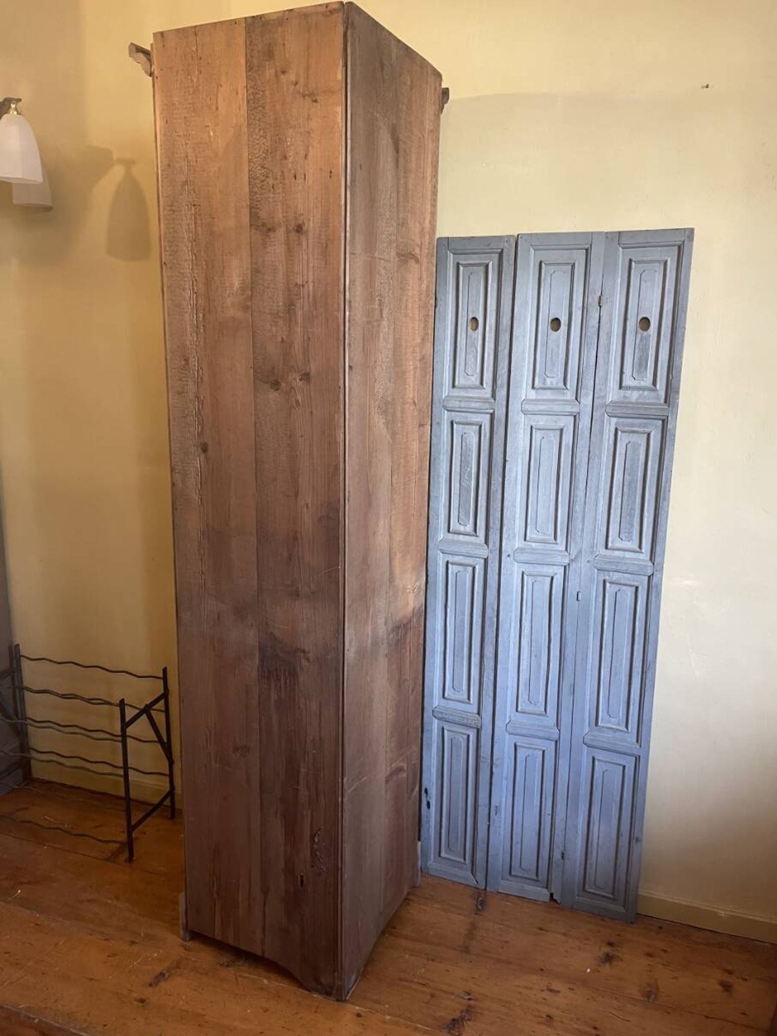 Armoire d'angle provinciale XIXe siècle noyer/chêne