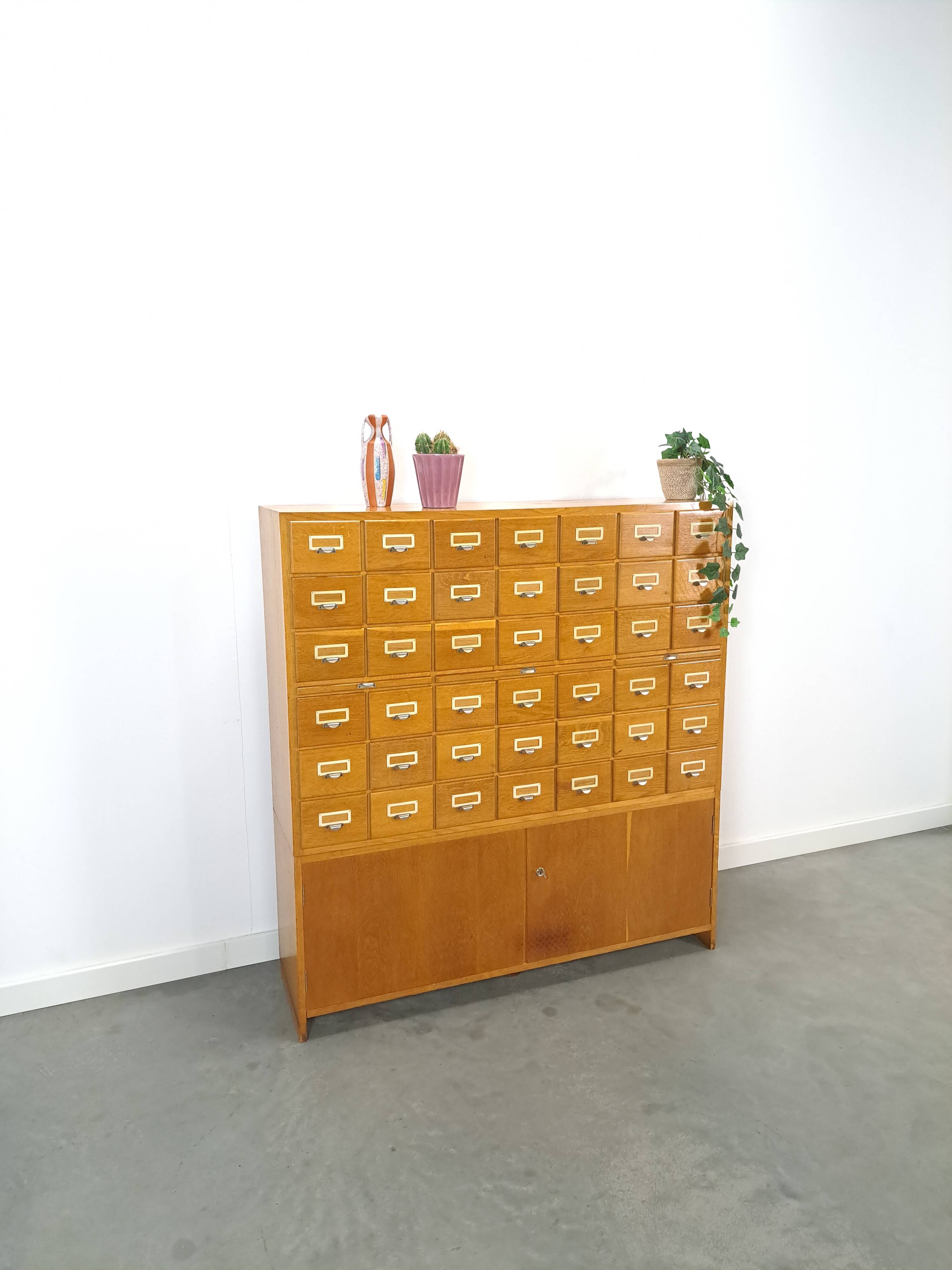 Oude houten ladekast met uitschuifbare planken