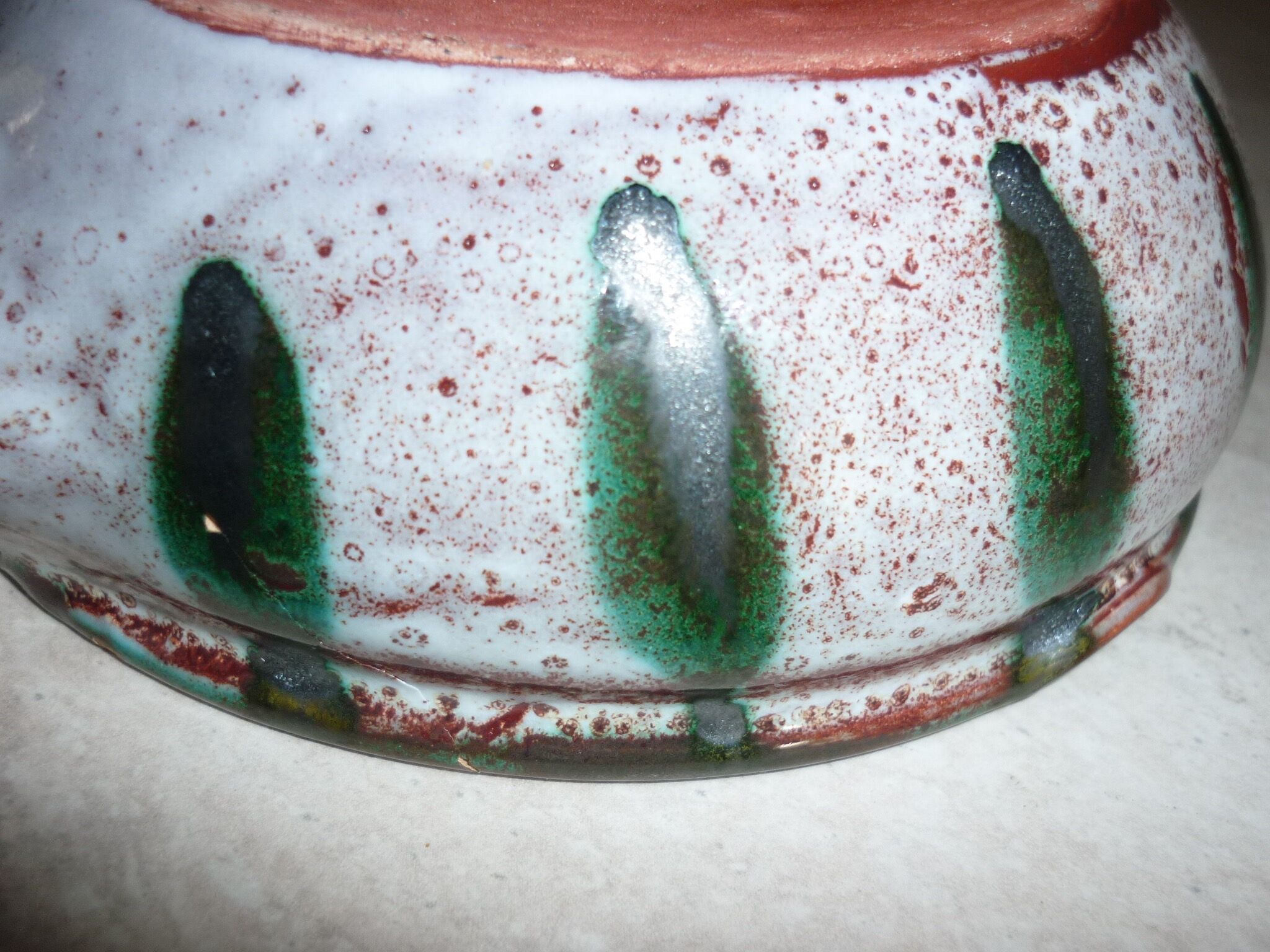 Frying pan with fat lava and ceramic fish decor