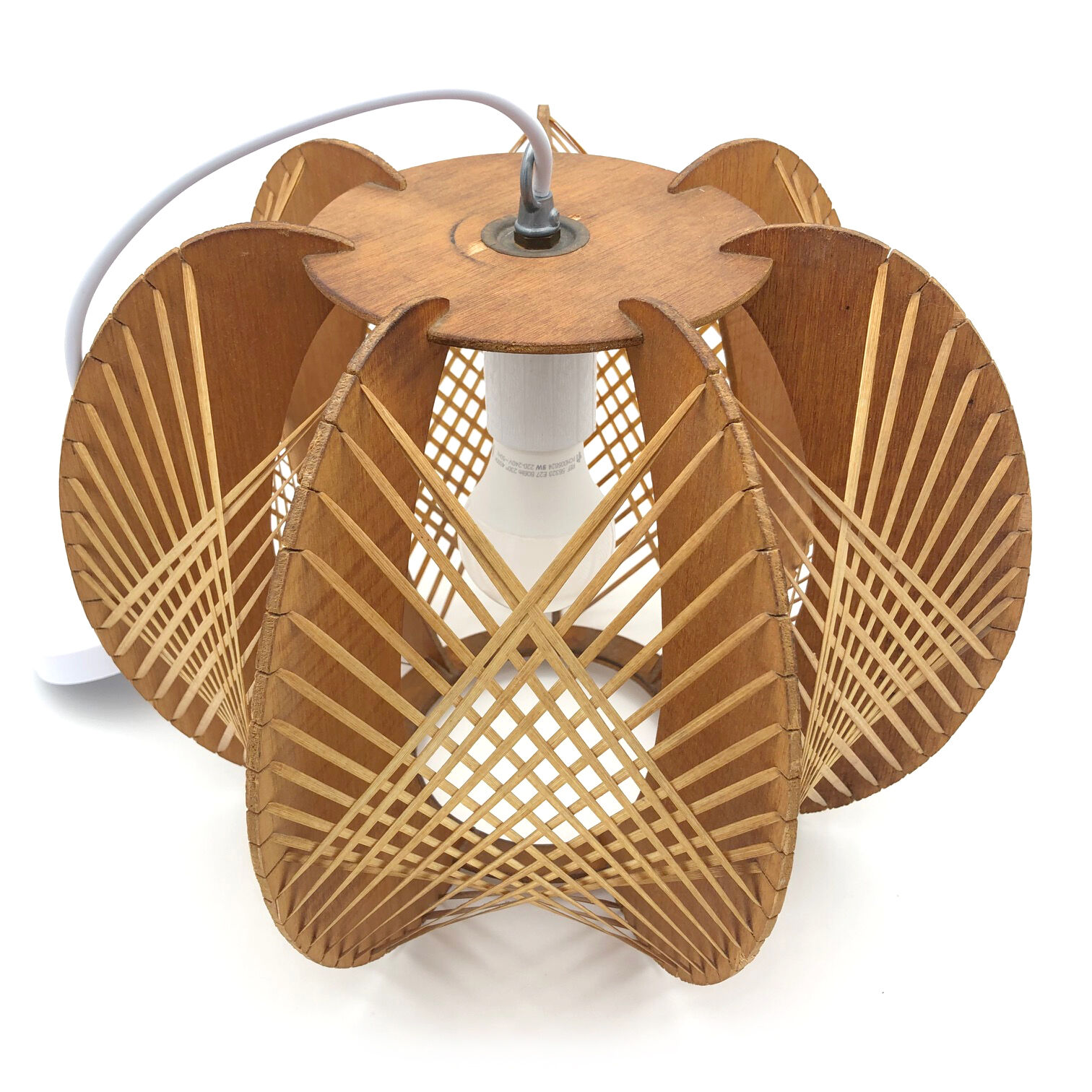 Scandinavian suspension of the 60s in raffia and wood