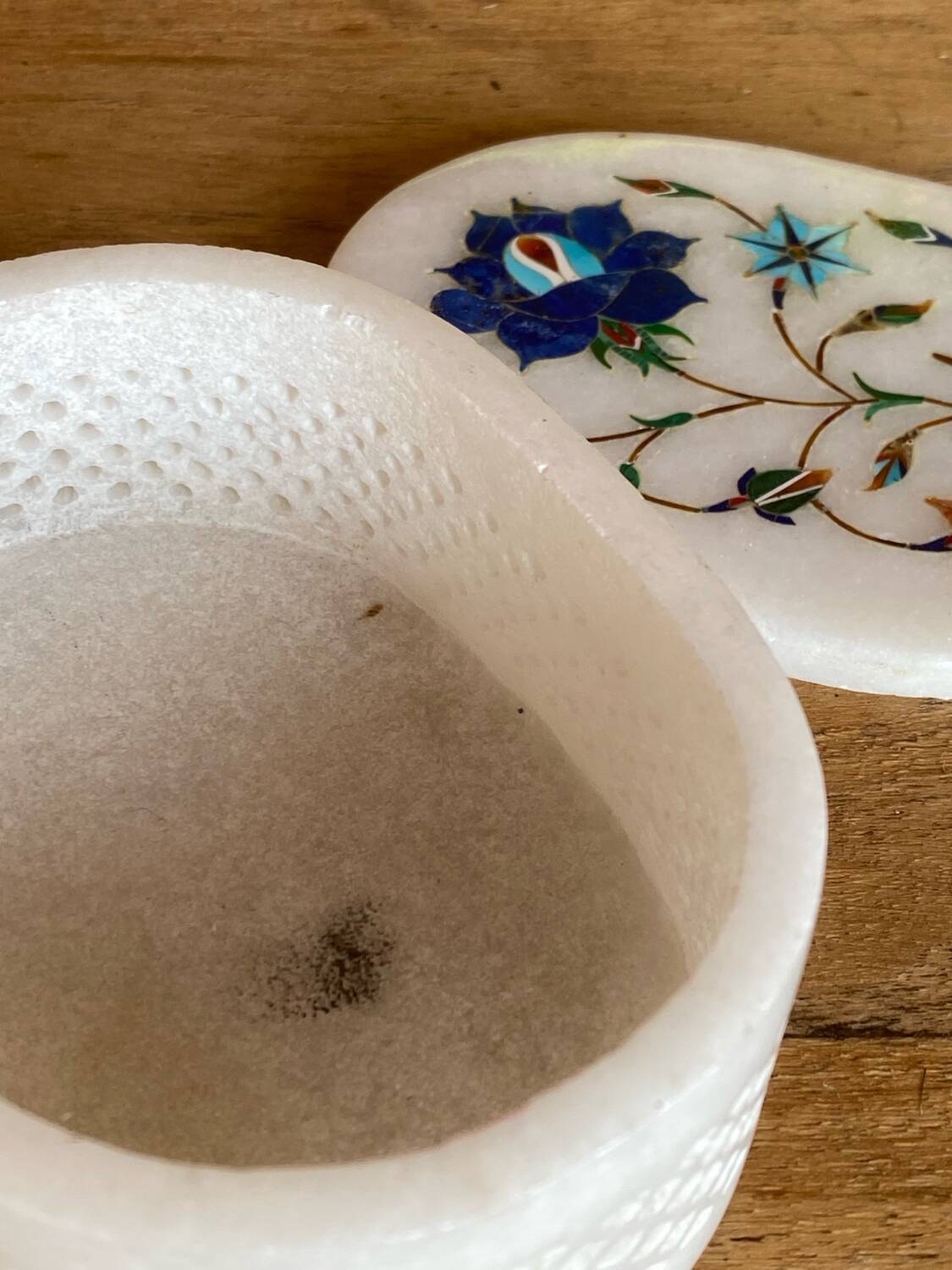 Boite en albâtre blanc décor floral incrusté