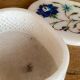 Boite en albâtre blanc et décor floral incrusté