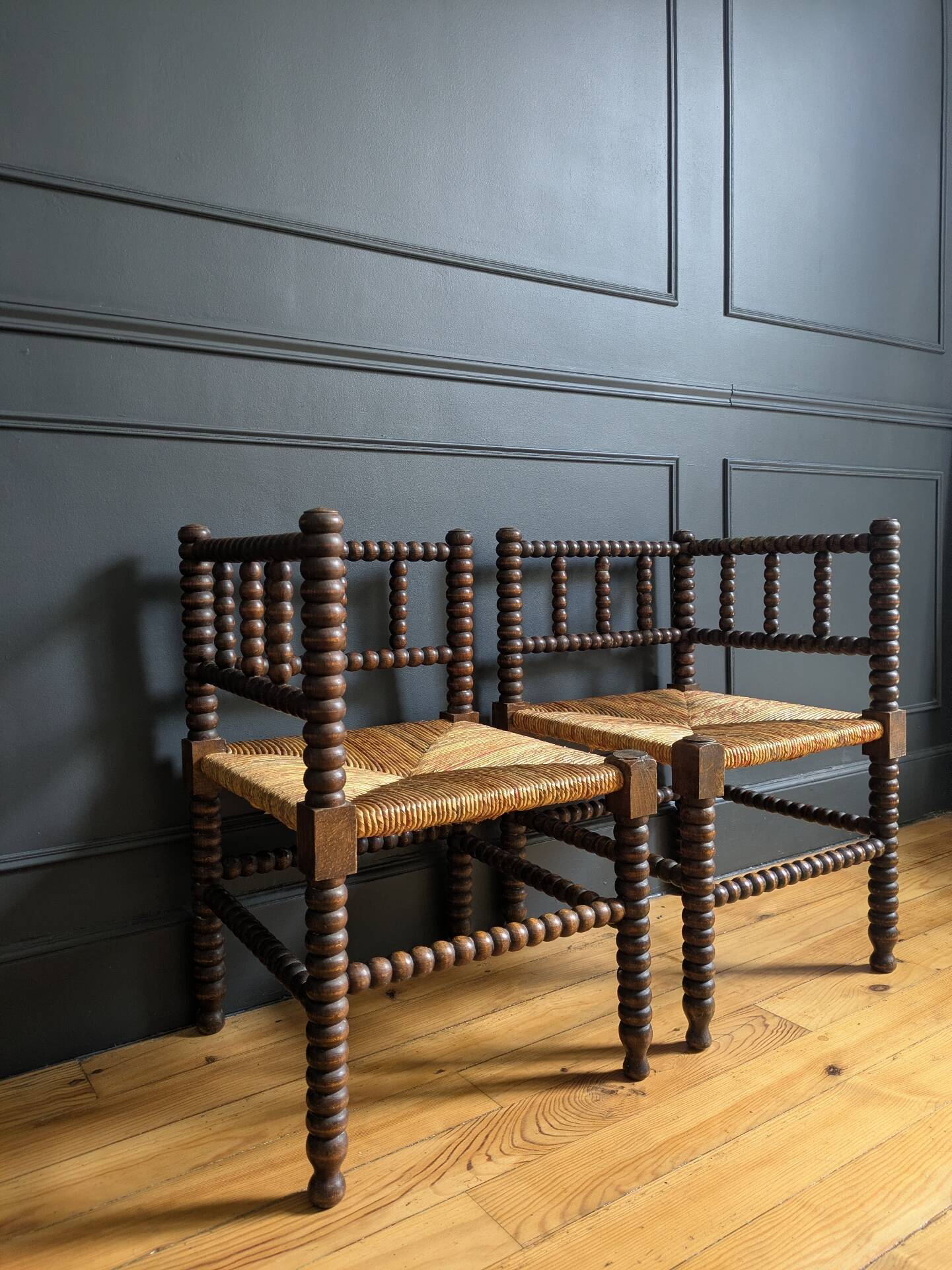 Paire de fauteuils anciens dits "Bobine"