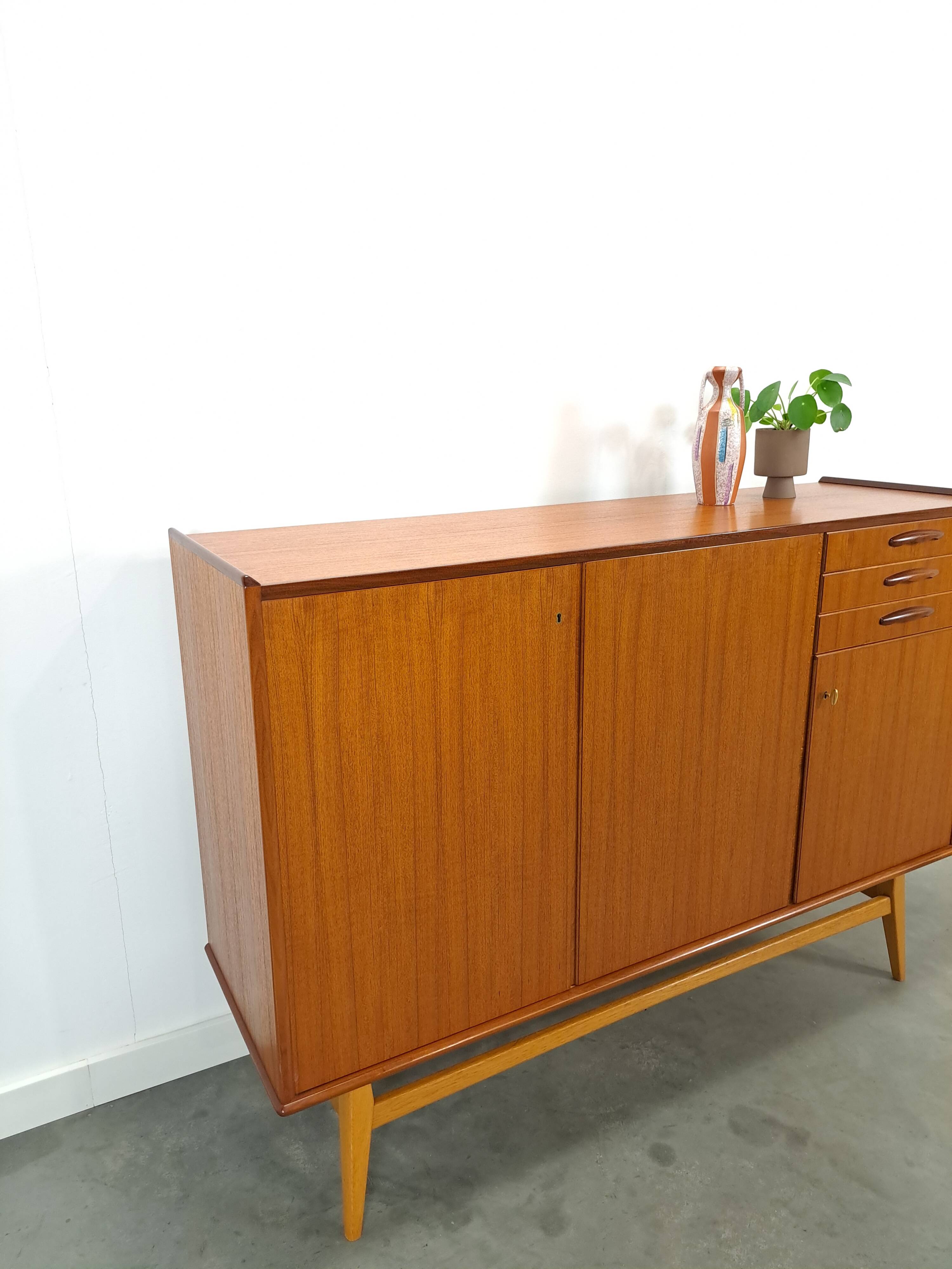 Teak kast met schuine poten en lades uit Zweden