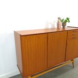 Teak kast met schuine poten en lades uit Zweden