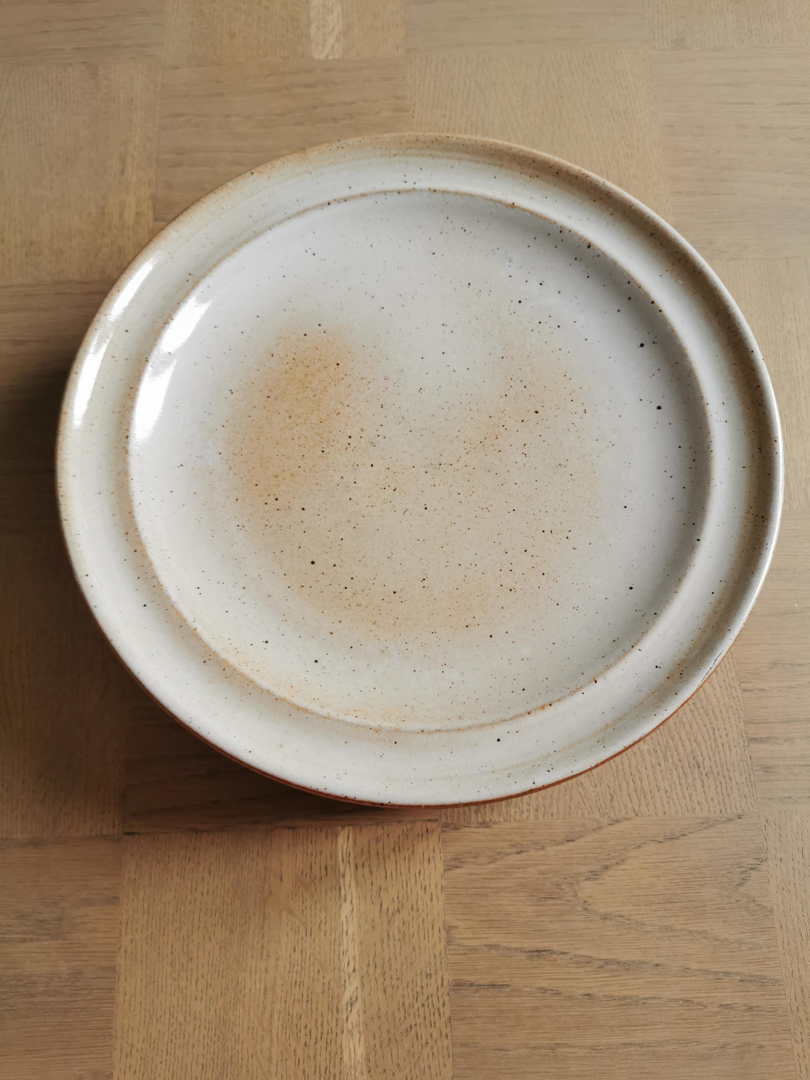 service of 7 vintage plates in Marais sandstone